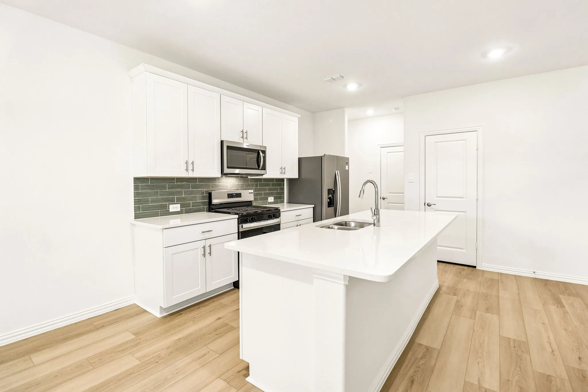  Photo is not of the actual home, but is an inspirational photo of builder’s model home and may depict options, furnishings, and/or decorator features that are not included.
