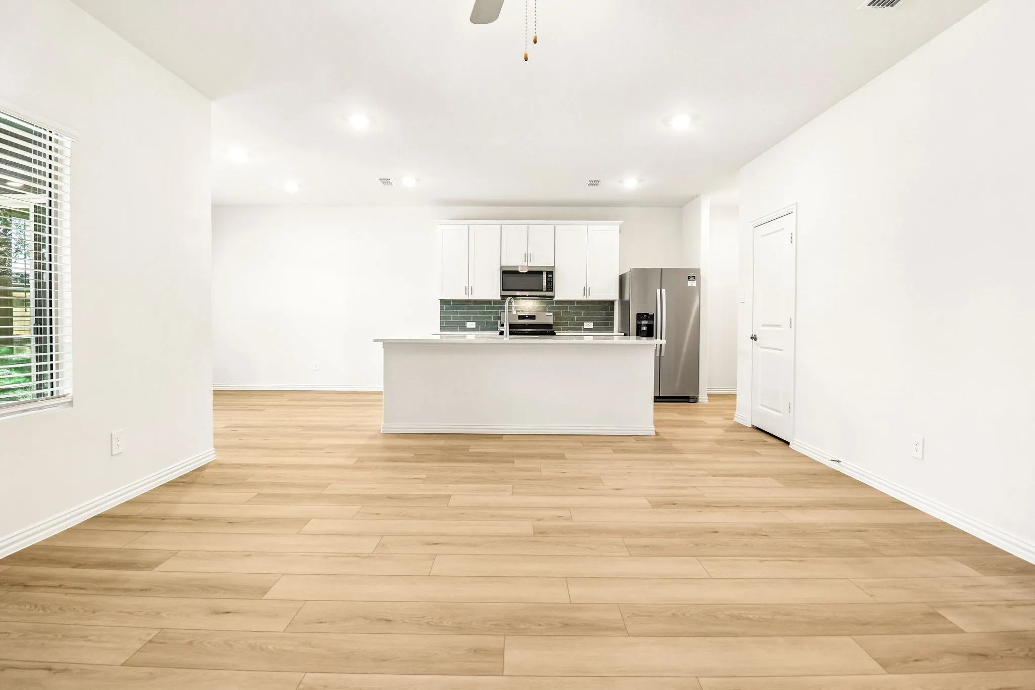  Photo is not of the actual home, but is an inspirational photo of builder’s model home and may depict options, furnishings, and/or decorator features that are not included.
