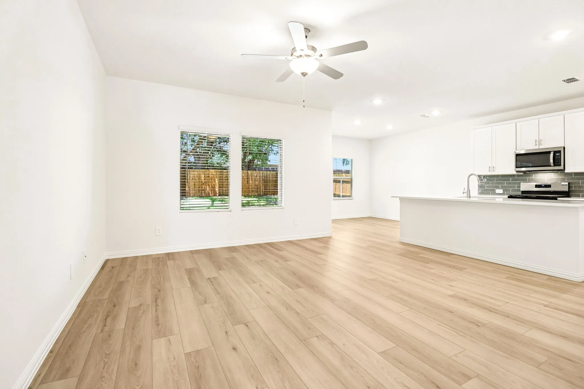  Photo is not of the actual home, but is an inspirational photo of builder’s model home and may depict options, furnishings, and/or decorator features that are not included.
