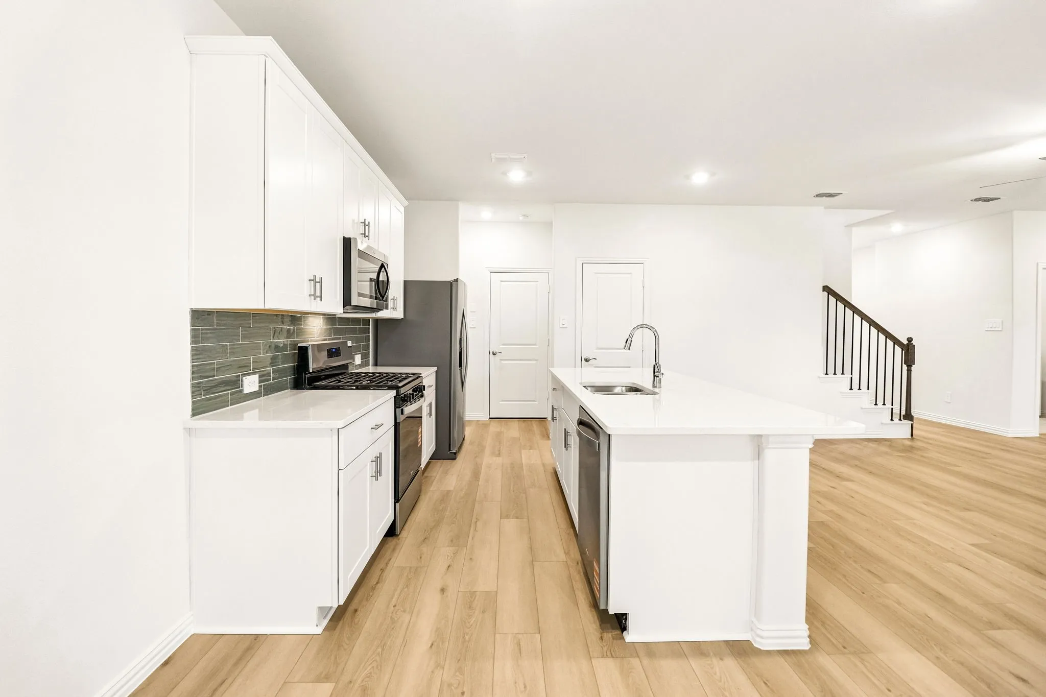  Photo is not of the actual home, but is an inspirational photo of builder’s model home and may depict options, furnishings, and/or decorator features that are not included.
