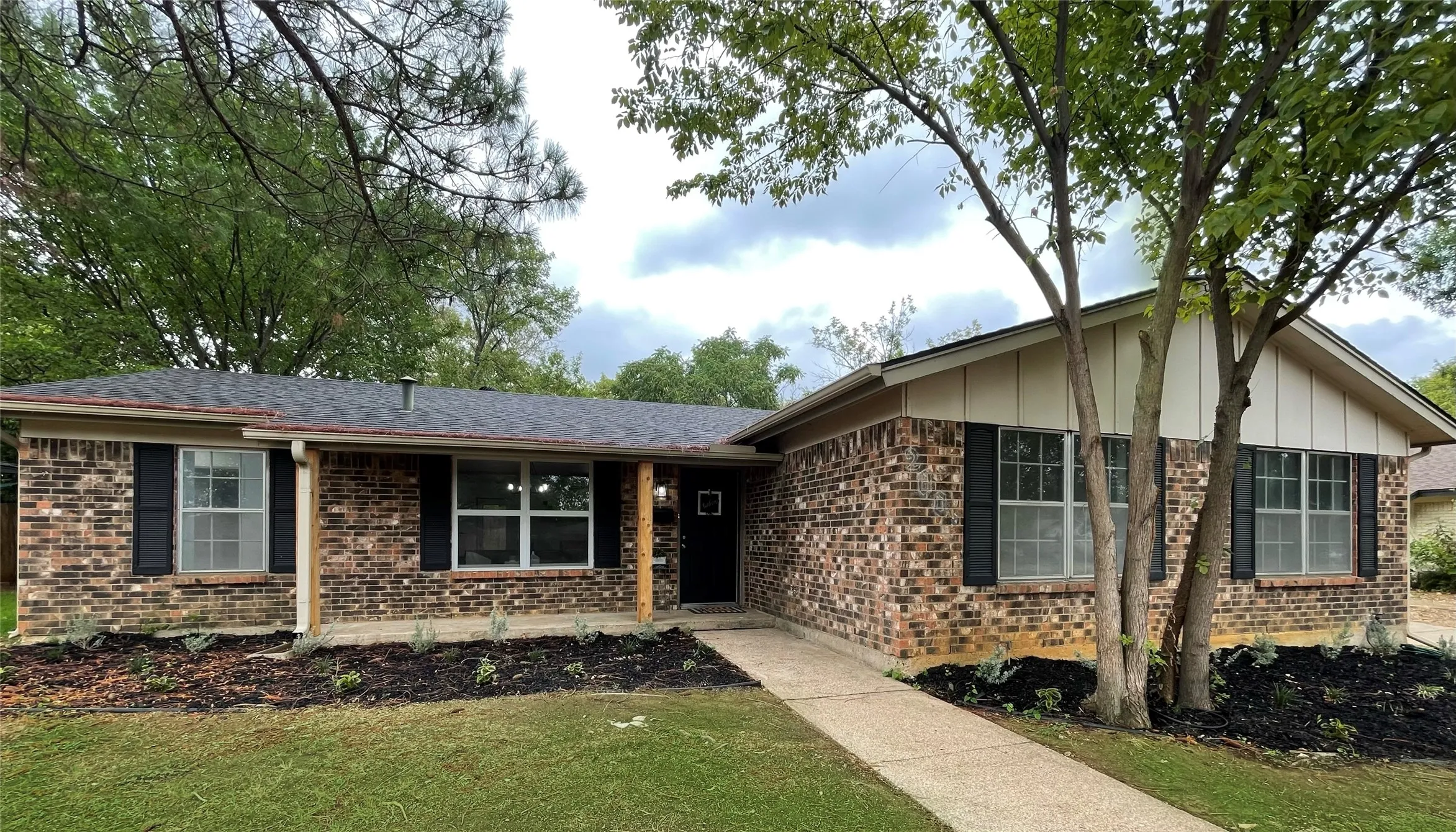 Single Family Residence For Sale in Tarrant County , 2003 Ford Street, Arlington, Texas 76013, 3 Bedroom, 2 Bathroom, 2 Garage spaces, 1,727 Sqft, built in 1972, mls#21264493, Real Estate Agent in Arlington, Homes For Sale in Tarrant county, Homes For Sale in Arlington, Realtor in Arlington Texas, Real Estate Brokerage Independent Realty Texas, Luminita Cordes Realtor