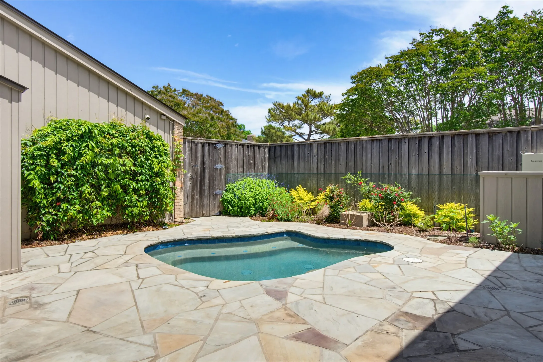 Single Family Residence For Sale in Dallas County , 8903 Maple Glen Drive, Dallas, Texas 75231, 4 Bedroom, 3 Bathroom, 2 Garage spaces, 2,631 Sqft, built in 1978, mls#21255354, Real Estate Agent in Dallas, Homes For Sale in Dallas county, Homes For Sale in Dallas, Realtor in Dallas Texas, Real Estate Brokerage Independent Realty Texas, Luminita Cordes Realtor
