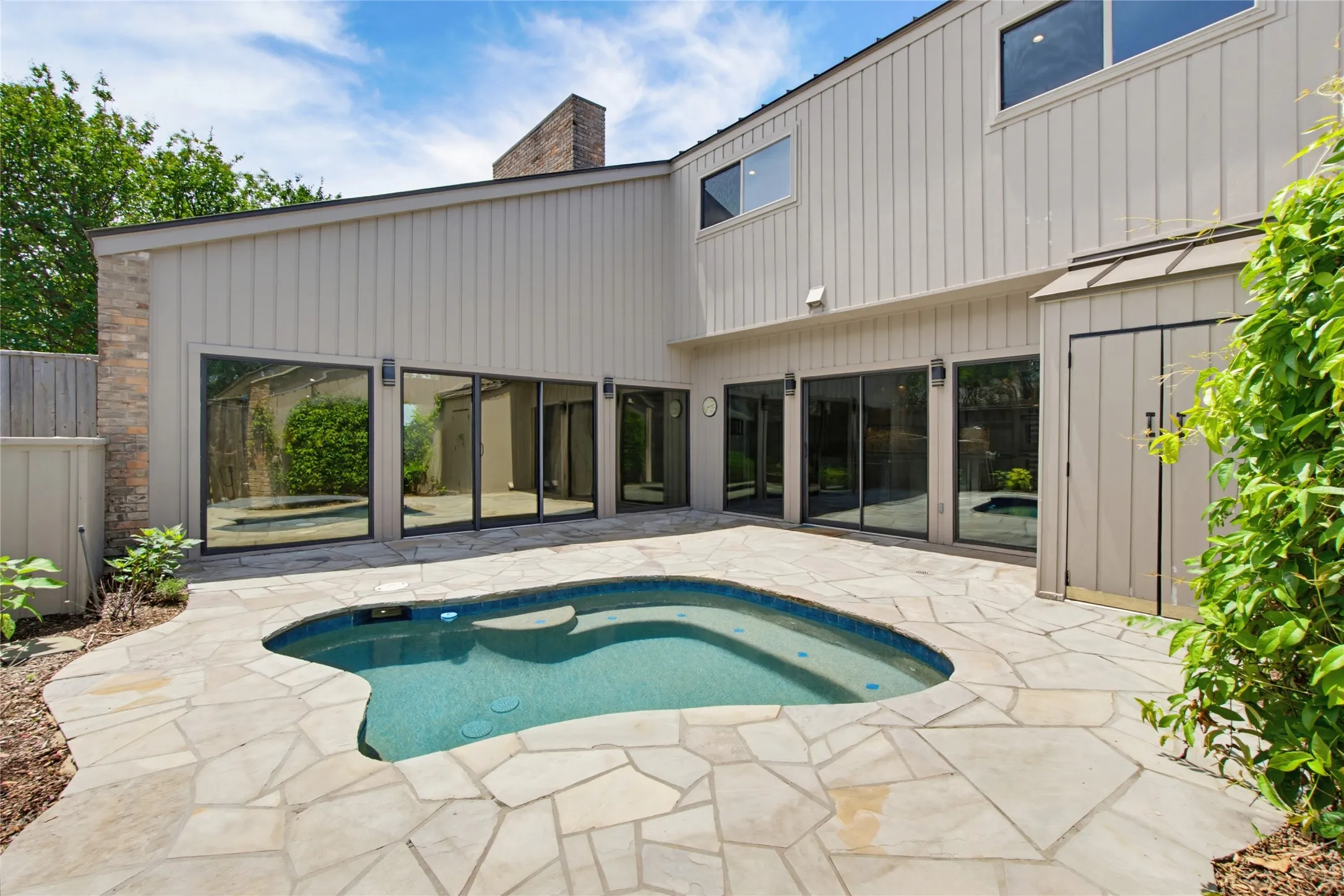 Single Family Residence For Sale in Dallas County , 8903 Maple Glen Drive, Dallas, Texas 75231, 4 Bedroom, 3 Bathroom, 2 Garage spaces, 2,631 Sqft, built in 1978, mls#21255354, Real Estate Agent in Dallas, Homes For Sale in Dallas county, Homes For Sale in Dallas, Realtor in Dallas Texas, Real Estate Brokerage Independent Realty Texas, Luminita Cordes Realtor