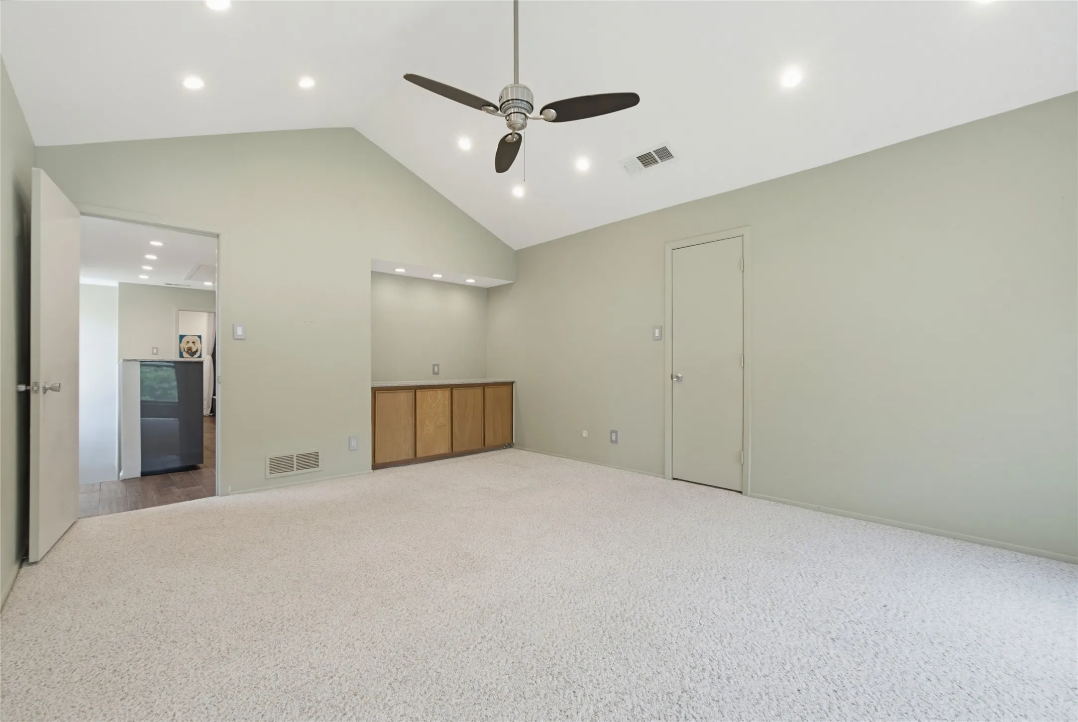 Single Family Residence For Sale in Dallas County , 8903 Maple Glen Drive, Dallas, Texas 75231, 4 Bedroom, 3 Bathroom, 2 Garage spaces, 2,631 Sqft, built in 1978, mls#21255354, Real Estate Agent in Dallas, Homes For Sale in Dallas county, Homes For Sale in Dallas, Realtor in Dallas Texas, Real Estate Brokerage Independent Realty Texas, Luminita Cordes Realtor