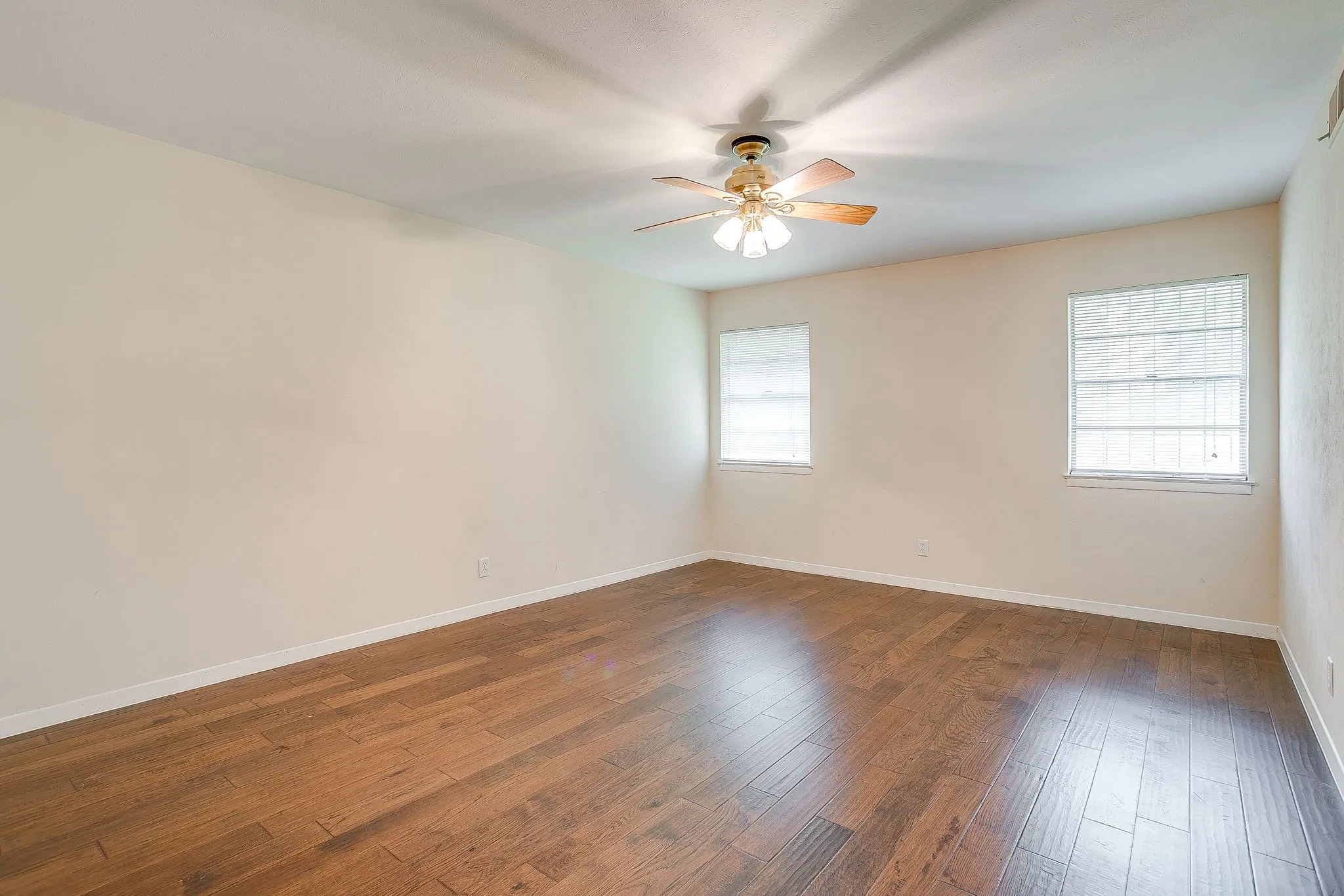 Single Family Residence For Sale in Tarrant County , 6348 Juneau Road, Fort Worth, Texas 76116, 3 Bedroom, 2 Bathroom, 2 Garage spaces, 2,467 Sqft, built in 1963, mls#21262582, Real Estate Agent in Fort Worth, Homes For Sale in Tarrant county, Homes For Sale in Fort Worth, Realtor in Fort Worth Texas, Real Estate Brokerage Independent Realty Texas, Luminita Cordes Realtor
