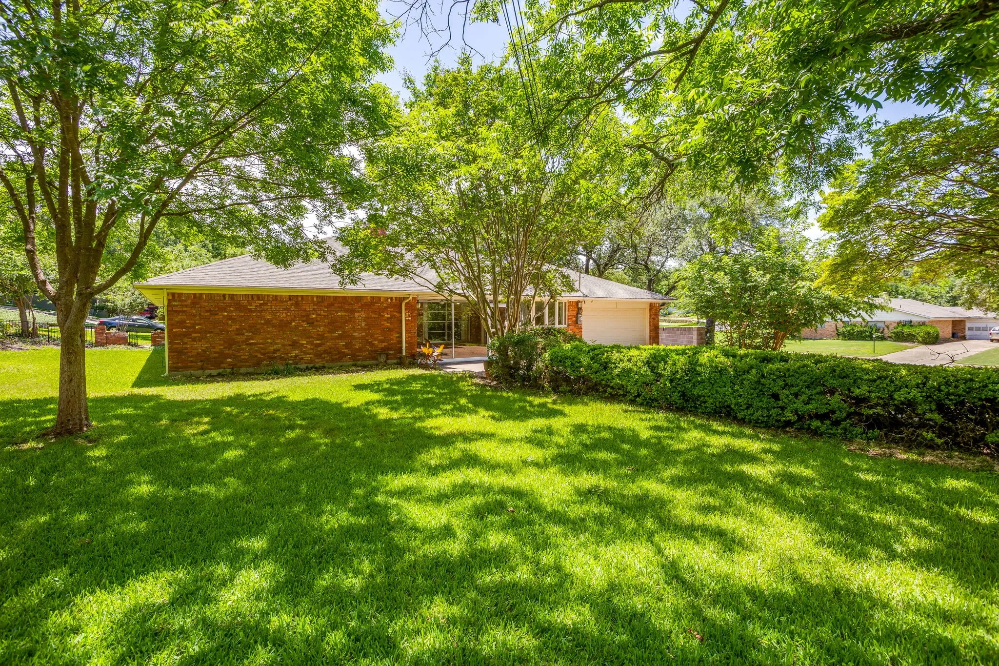 Single Family Residence For Sale in Tarrant County , 6348 Juneau Road, Fort Worth, Texas 76116, 3 Bedroom, 2 Bathroom, 2 Garage spaces, 2,467 Sqft, built in 1963, mls#21262582, Real Estate Agent in Fort Worth, Homes For Sale in Tarrant county, Homes For Sale in Fort Worth, Realtor in Fort Worth Texas, Real Estate Brokerage Independent Realty Texas, Luminita Cordes Realtor