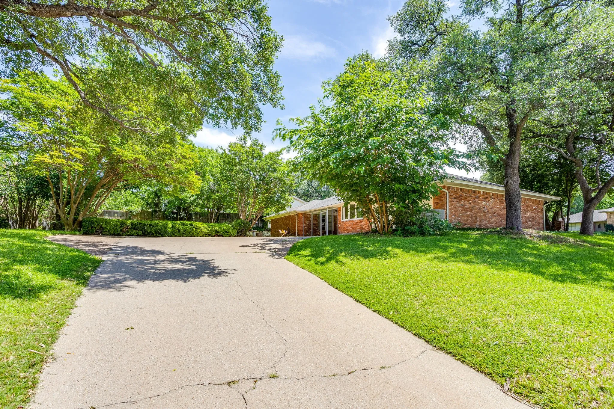 Single Family Residence For Sale in Tarrant County , 6348 Juneau Road, Fort Worth, Texas 76116, 3 Bedroom, 2 Bathroom, 2 Garage spaces, 2,467 Sqft, built in 1963, mls#21262582, Real Estate Agent in Fort Worth, Homes For Sale in Tarrant county, Homes For Sale in Fort Worth, Realtor in Fort Worth Texas, Real Estate Brokerage Independent Realty Texas, Luminita Cordes Realtor