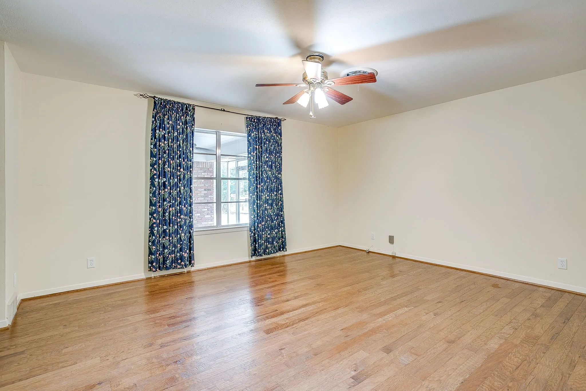 Single Family Residence For Sale in Tarrant County , 6348 Juneau Road, Fort Worth, Texas 76116, 3 Bedroom, 2 Bathroom, 2 Garage spaces, 2,467 Sqft, built in 1963, mls#21262582, Real Estate Agent in Fort Worth, Homes For Sale in Tarrant county, Homes For Sale in Fort Worth, Realtor in Fort Worth Texas, Real Estate Brokerage Independent Realty Texas, Luminita Cordes Realtor
