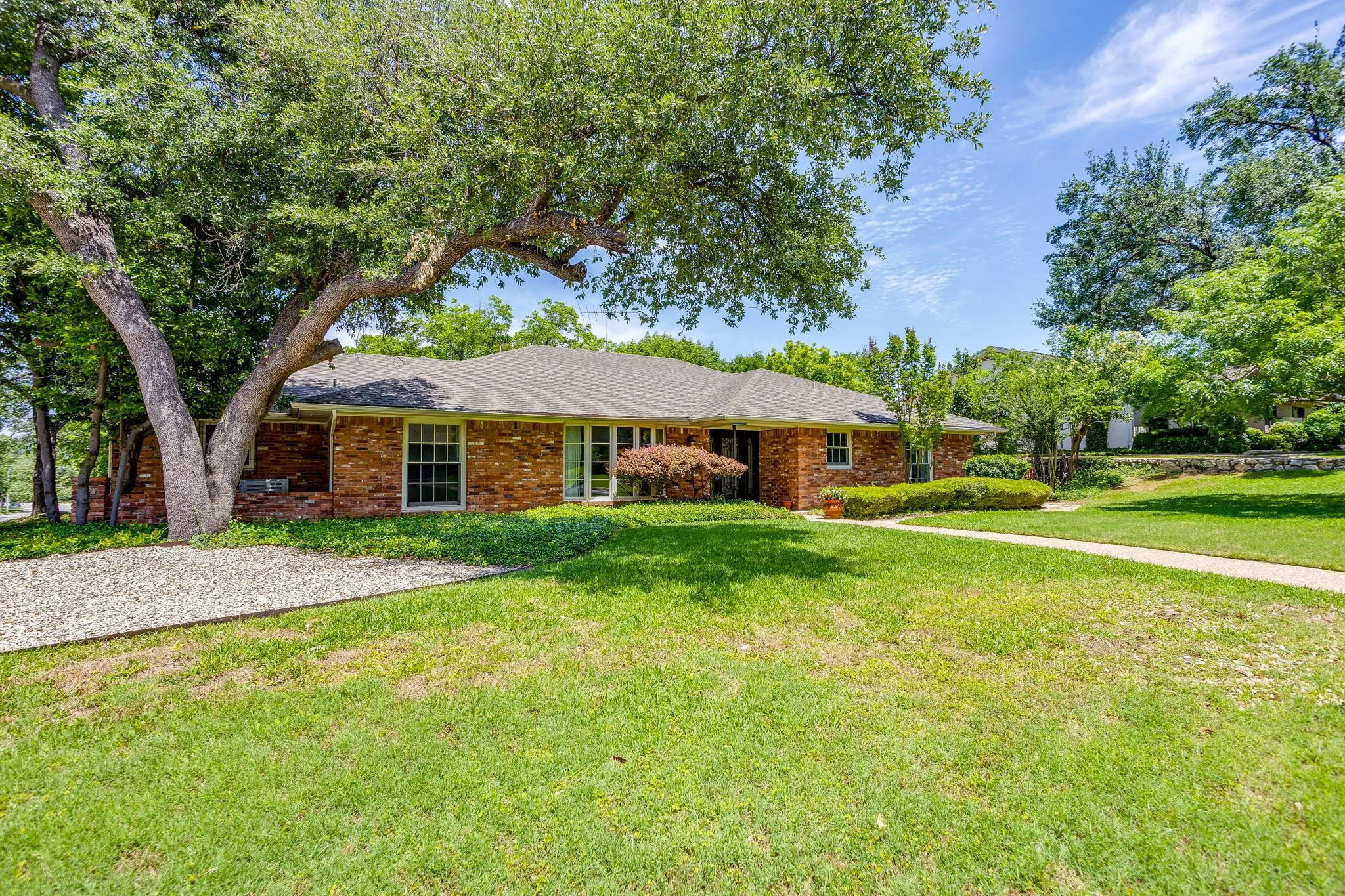Single Family Residence For Sale in Tarrant County , 6348 Juneau Road, Fort Worth, Texas 76116, 3 Bedroom, 2 Bathroom, 2 Garage spaces, 2,467 Sqft, built in 1963, mls#21262582, Real Estate Agent in Fort Worth, Homes For Sale in Tarrant county, Homes For Sale in Fort Worth, Realtor in Fort Worth Texas, Real Estate Brokerage Independent Realty Texas, Luminita Cordes Realtor