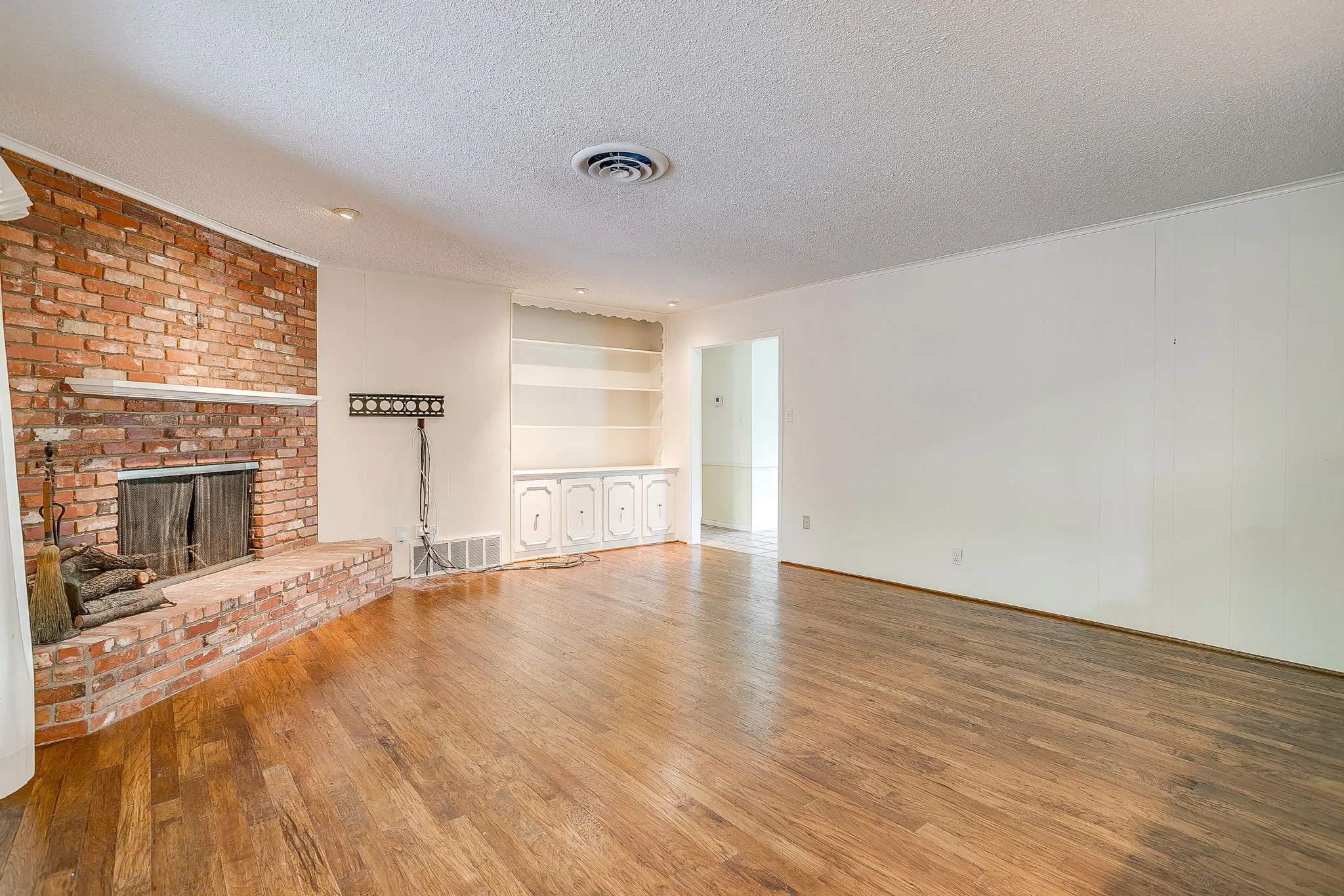 Single Family Residence For Sale in Tarrant County , 6348 Juneau Road, Fort Worth, Texas 76116, 3 Bedroom, 2 Bathroom, 2 Garage spaces, 2,467 Sqft, built in 1963, mls#21262582, Real Estate Agent in Fort Worth, Homes For Sale in Tarrant county, Homes For Sale in Fort Worth, Realtor in Fort Worth Texas, Real Estate Brokerage Independent Realty Texas, Luminita Cordes Realtor