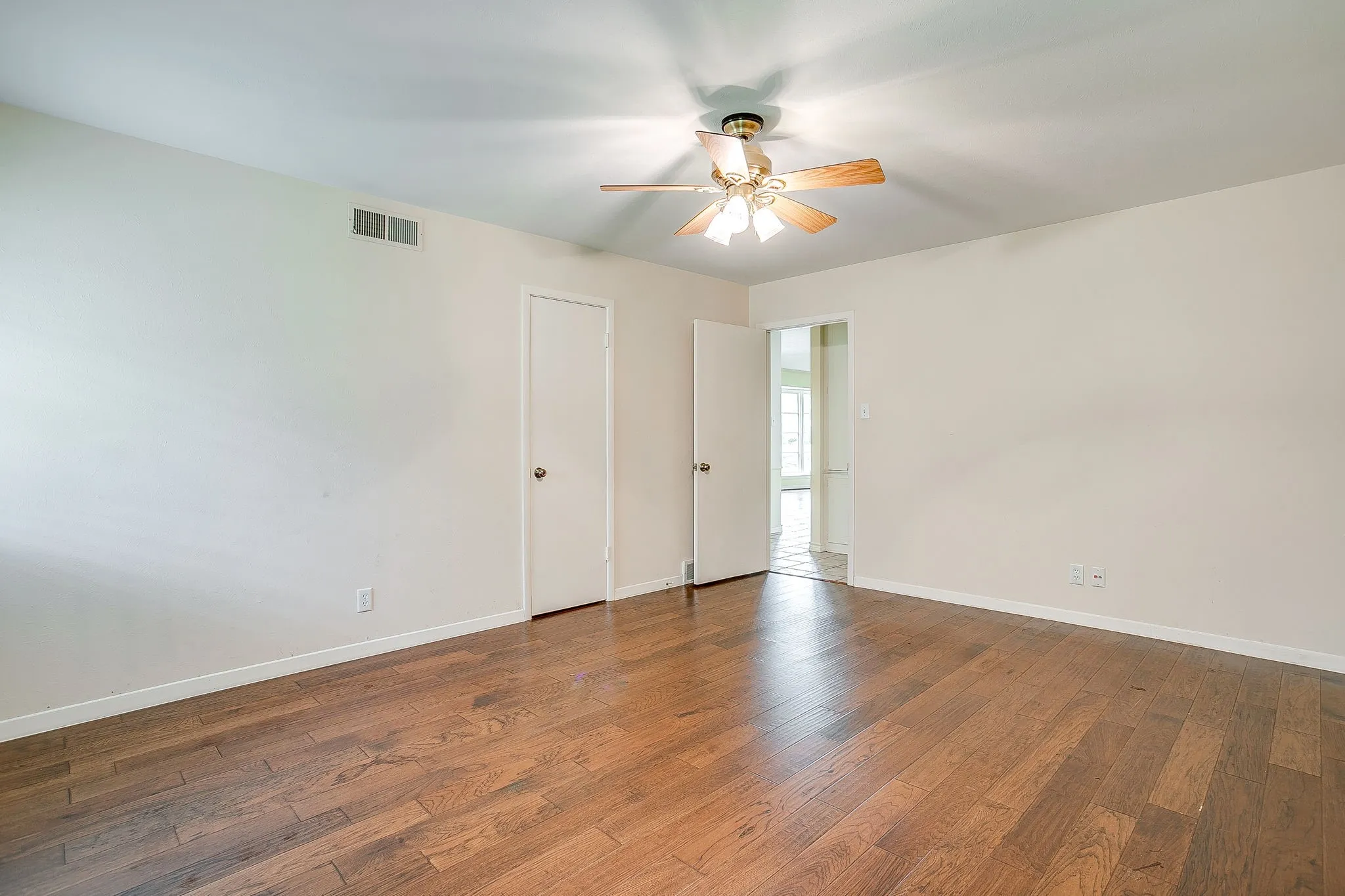 Single Family Residence For Sale in Tarrant County , 6348 Juneau Road, Fort Worth, Texas 76116, 3 Bedroom, 2 Bathroom, 2 Garage spaces, 2,467 Sqft, built in 1963, mls#21262582, Real Estate Agent in Fort Worth, Homes For Sale in Tarrant county, Homes For Sale in Fort Worth, Realtor in Fort Worth Texas, Real Estate Brokerage Independent Realty Texas, Luminita Cordes Realtor