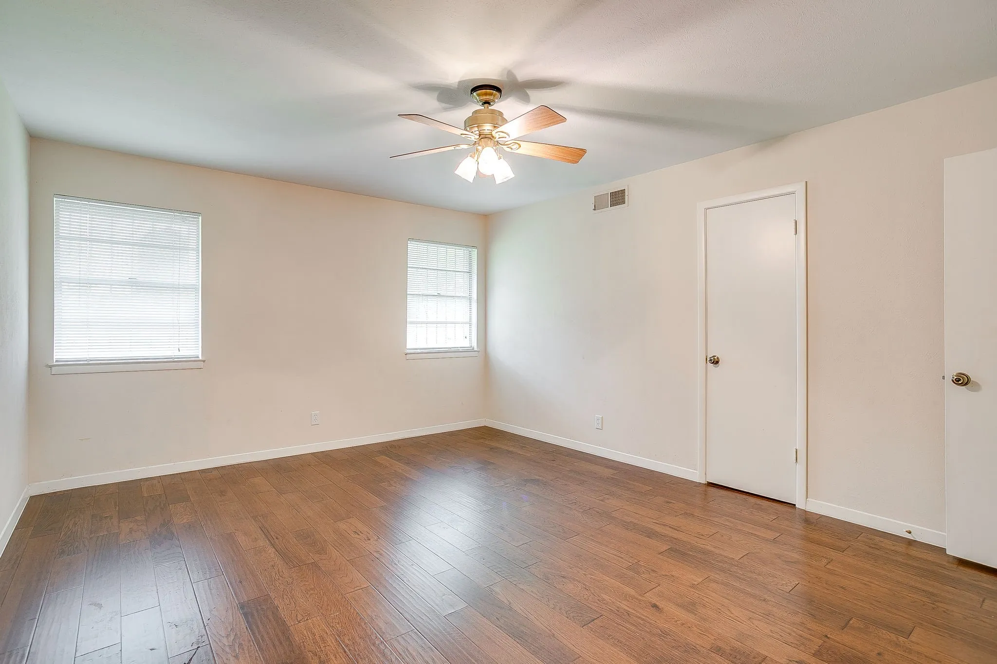 Single Family Residence For Sale in Tarrant County , 6348 Juneau Road, Fort Worth, Texas 76116, 3 Bedroom, 2 Bathroom, 2 Garage spaces, 2,467 Sqft, built in 1963, mls#21262582, Real Estate Agent in Fort Worth, Homes For Sale in Tarrant county, Homes For Sale in Fort Worth, Realtor in Fort Worth Texas, Real Estate Brokerage Independent Realty Texas, Luminita Cordes Realtor