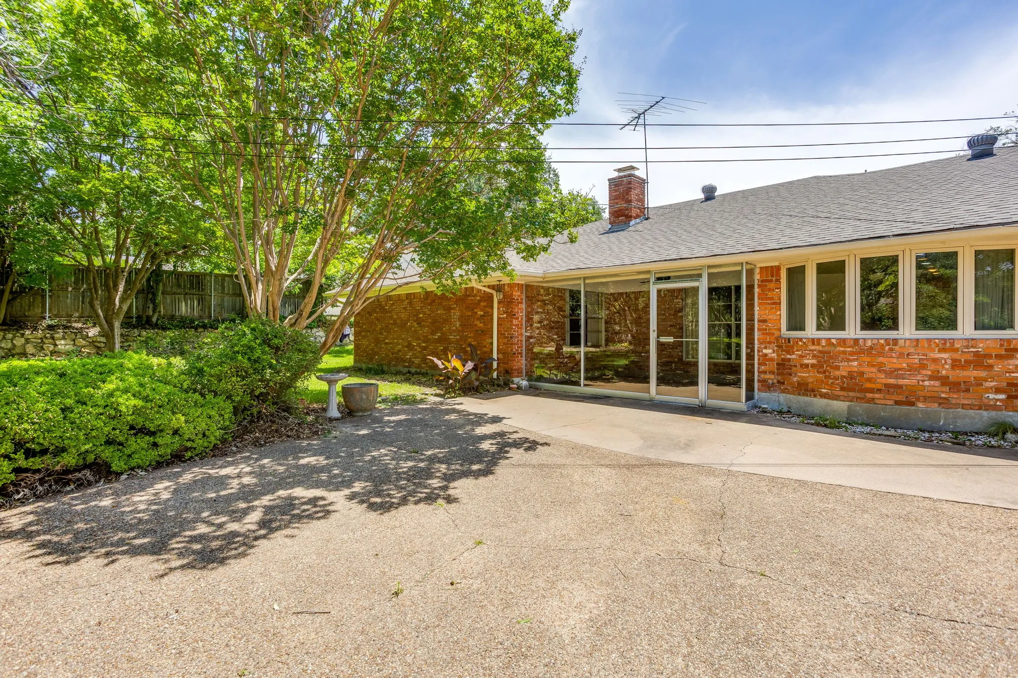 Single Family Residence For Sale in Tarrant County , 6348 Juneau Road, Fort Worth, Texas 76116, 3 Bedroom, 2 Bathroom, 2 Garage spaces, 2,467 Sqft, built in 1963, mls#21262582, Real Estate Agent in Fort Worth, Homes For Sale in Tarrant county, Homes For Sale in Fort Worth, Realtor in Fort Worth Texas, Real Estate Brokerage Independent Realty Texas, Luminita Cordes Realtor