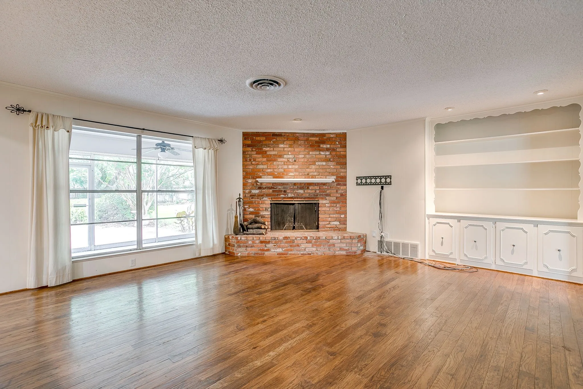 Single Family Residence For Sale in Tarrant County , 6348 Juneau Road, Fort Worth, Texas 76116, 3 Bedroom, 2 Bathroom, 2 Garage spaces, 2,467 Sqft, built in 1963, mls#21262582, Real Estate Agent in Fort Worth, Homes For Sale in Tarrant county, Homes For Sale in Fort Worth, Realtor in Fort Worth Texas, Real Estate Brokerage Independent Realty Texas, Luminita Cordes Realtor