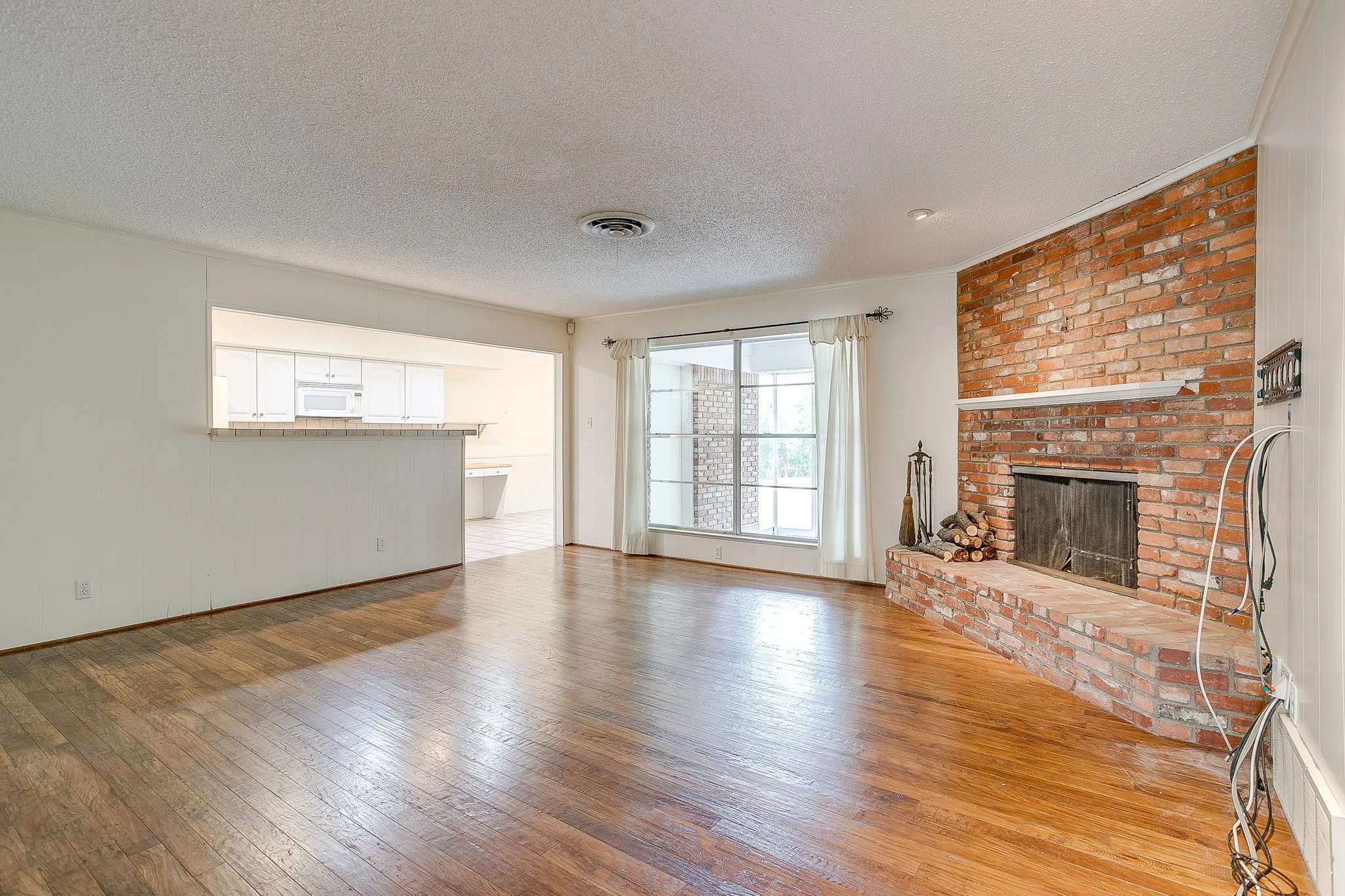Single Family Residence For Sale in Tarrant County , 6348 Juneau Road, Fort Worth, Texas 76116, 3 Bedroom, 2 Bathroom, 2 Garage spaces, 2,467 Sqft, built in 1963, mls#21262582, Real Estate Agent in Fort Worth, Homes For Sale in Tarrant county, Homes For Sale in Fort Worth, Realtor in Fort Worth Texas, Real Estate Brokerage Independent Realty Texas, Luminita Cordes Realtor