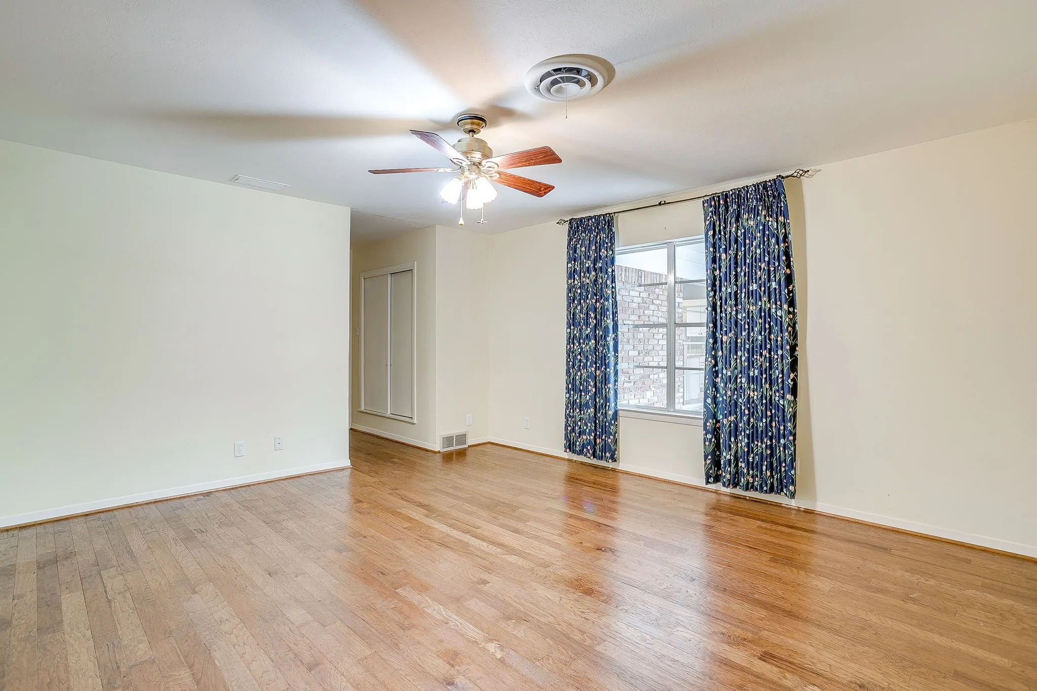 Single Family Residence For Sale in Tarrant County , 6348 Juneau Road, Fort Worth, Texas 76116, 3 Bedroom, 2 Bathroom, 2 Garage spaces, 2,467 Sqft, built in 1963, mls#21262582, Real Estate Agent in Fort Worth, Homes For Sale in Tarrant county, Homes For Sale in Fort Worth, Realtor in Fort Worth Texas, Real Estate Brokerage Independent Realty Texas, Luminita Cordes Realtor