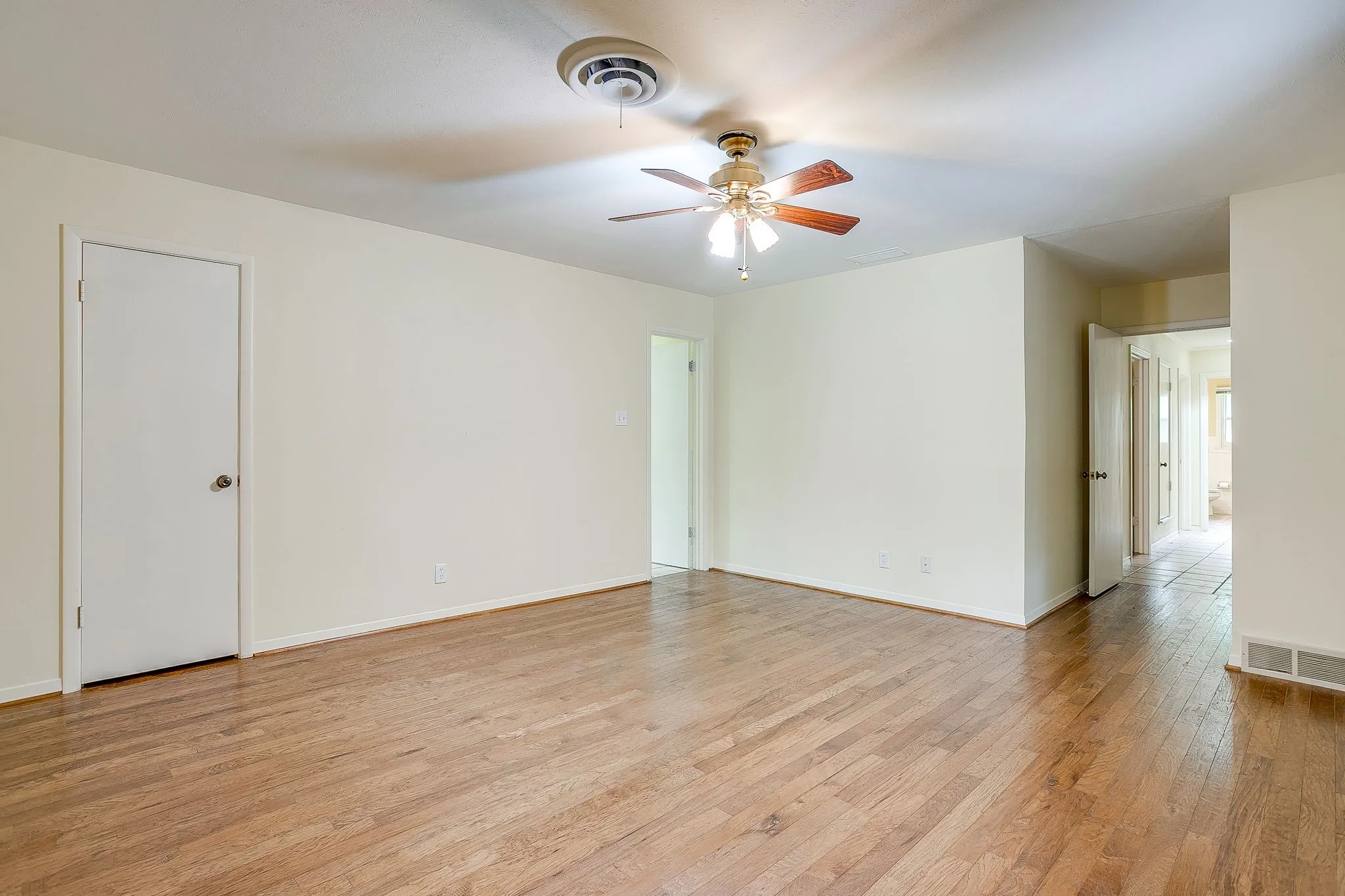Single Family Residence For Sale in Tarrant County , 6348 Juneau Road, Fort Worth, Texas 76116, 3 Bedroom, 2 Bathroom, 2 Garage spaces, 2,467 Sqft, built in 1963, mls#21262582, Real Estate Agent in Fort Worth, Homes For Sale in Tarrant county, Homes For Sale in Fort Worth, Realtor in Fort Worth Texas, Real Estate Brokerage Independent Realty Texas, Luminita Cordes Realtor