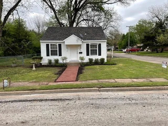 Single Family Residence For Rent in Collin County , 215 Orange Street, Farmersville, Texas 75442, 2 Bedroom, 1 Bathroom, Garage spaces, 765 Sqft, built in 1956, mls#21264542, Real Estate Agent in Farmersville, Homes For Rent in Collin county, Homes For Rent in Farmersville, Realtor in Farmersville Texas, Real Estate Brokerage Independent Realty Texas, Luminita Cordes Realtor