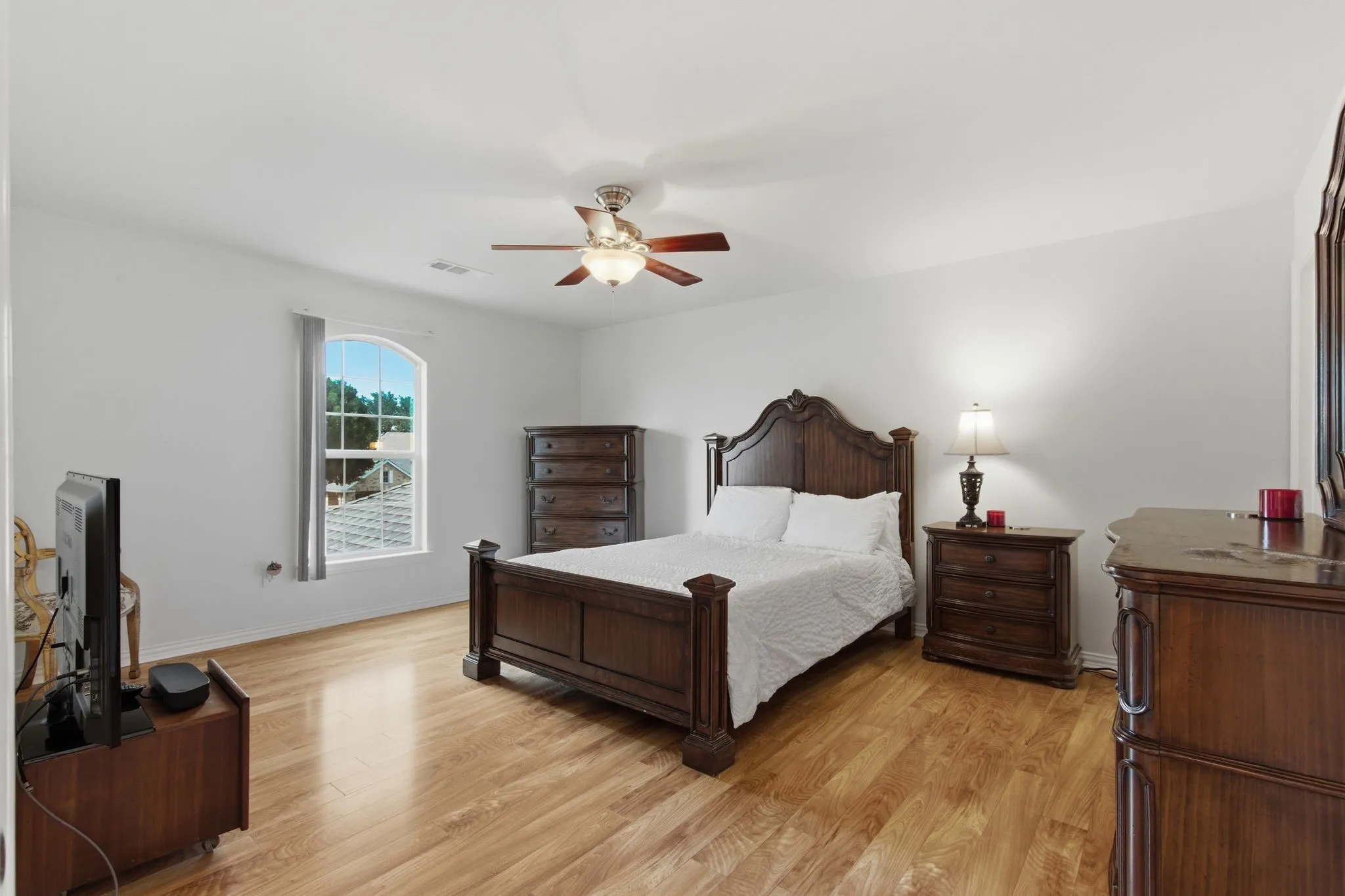 2nd floor, 3rd bedroom with walk in closet.
