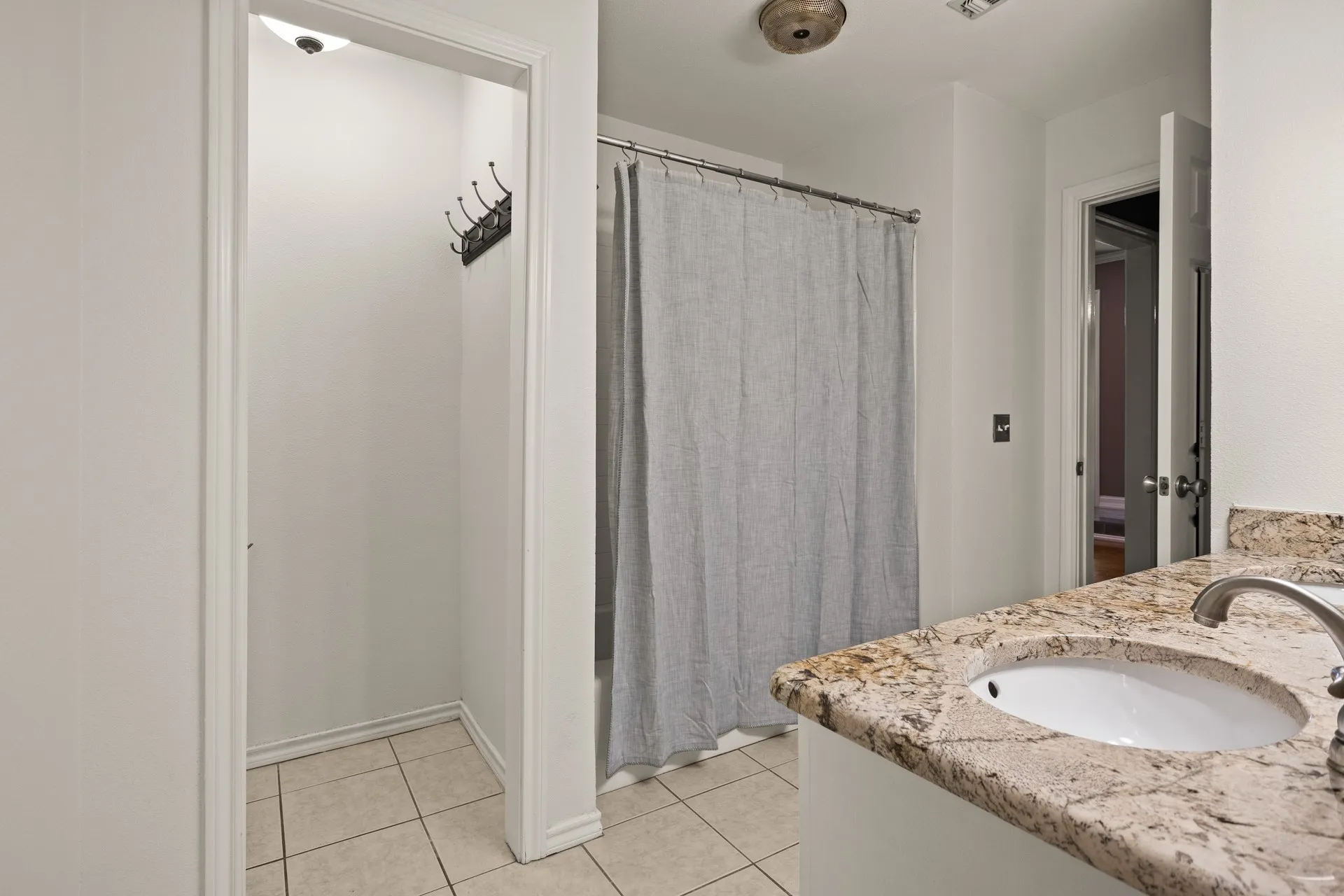 Single Family Residence For Sale in Titus County , 212 Turnberry Circle, Mt Pleasant, Texas 75455, 3 Bedroom, 3 Bathroom, 4 Garage spaces, 2,643 Sqft, built in 1990, mls#21264407, Real Estate Agent in Mt Pleasant, Homes For Sale in Titus county, Homes For Sale in Mt Pleasant, Realtor in Mt Pleasant Texas, Real Estate Brokerage Independent Realty Texas, Luminita Cordes Realtor