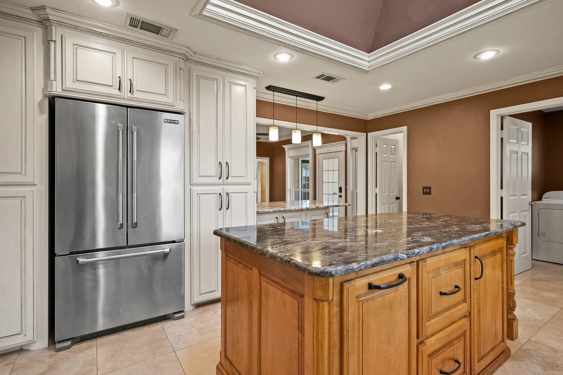 Single Family Residence For Sale in Titus County , 212 Turnberry Circle, Mt Pleasant, Texas 75455, 3 Bedroom, 3 Bathroom, 4 Garage spaces, 2,643 Sqft, built in 1990, mls#21264407, Real Estate Agent in Mt Pleasant, Homes For Sale in Titus county, Homes For Sale in Mt Pleasant, Realtor in Mt Pleasant Texas, Real Estate Brokerage Independent Realty Texas, Luminita Cordes Realtor