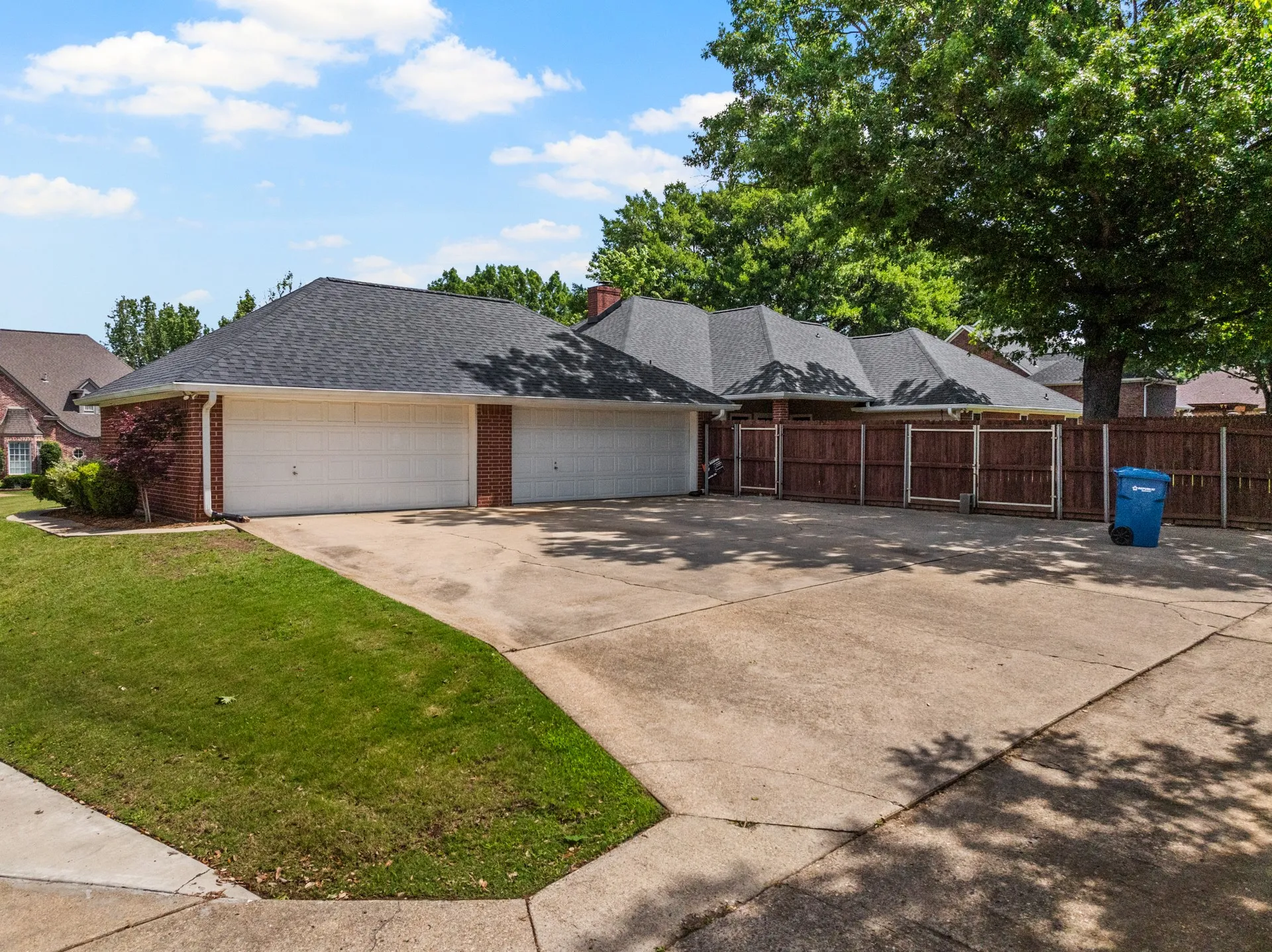 Single Family Residence For Sale in Titus County , 212 Turnberry Circle, Mt Pleasant, Texas 75455, 3 Bedroom, 3 Bathroom, 4 Garage spaces, 2,643 Sqft, built in 1990, mls#21264407, Real Estate Agent in Mt Pleasant, Homes For Sale in Titus county, Homes For Sale in Mt Pleasant, Realtor in Mt Pleasant Texas, Real Estate Brokerage Independent Realty Texas, Luminita Cordes Realtor