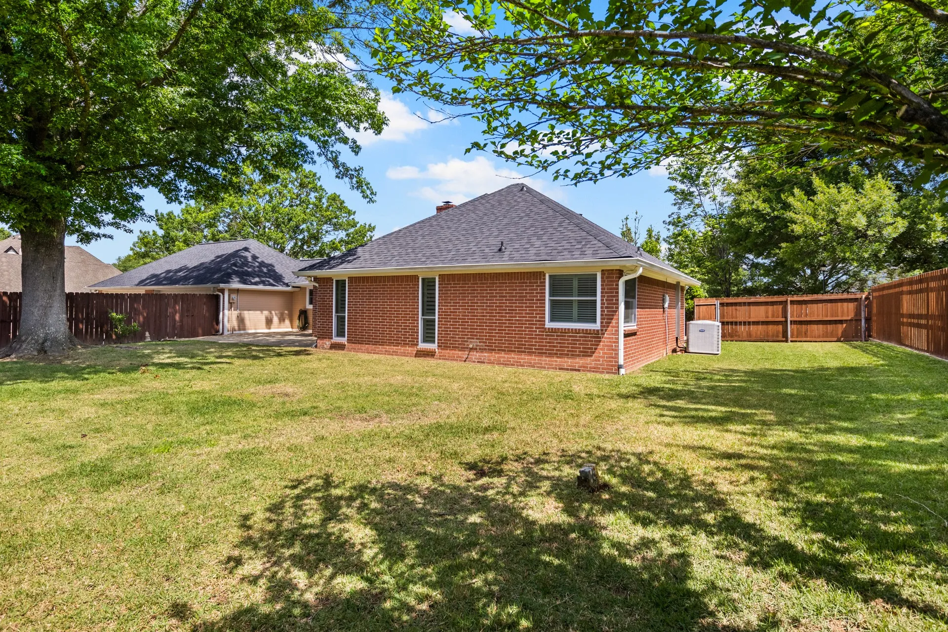 Single Family Residence For Sale in Titus County , 212 Turnberry Circle, Mt Pleasant, Texas 75455, 3 Bedroom, 3 Bathroom, 4 Garage spaces, 2,643 Sqft, built in 1990, mls#21264407, Real Estate Agent in Mt Pleasant, Homes For Sale in Titus county, Homes For Sale in Mt Pleasant, Realtor in Mt Pleasant Texas, Real Estate Brokerage Independent Realty Texas, Luminita Cordes Realtor