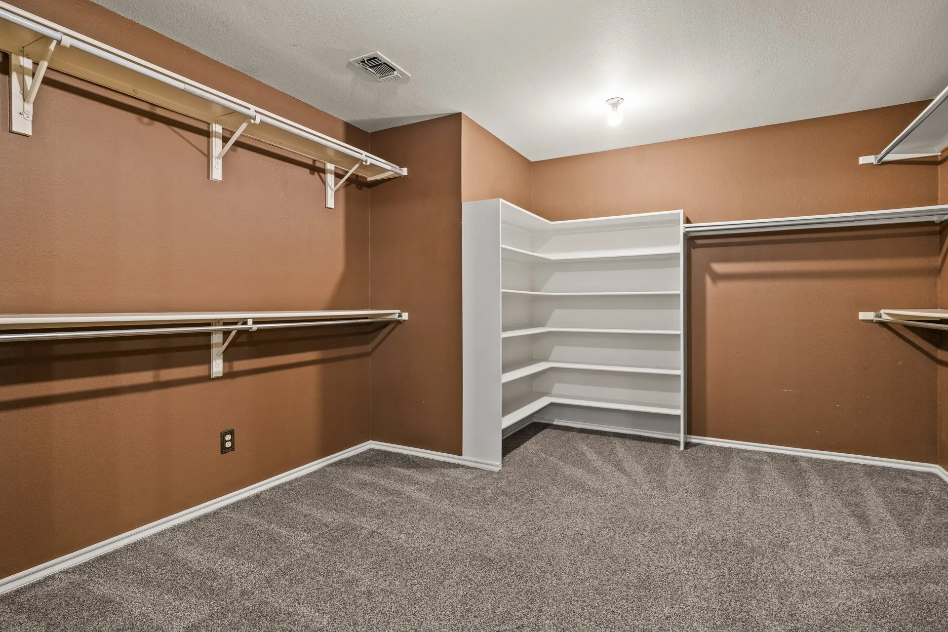 Single Family Residence For Sale in Titus County , 212 Turnberry Circle, Mt Pleasant, Texas 75455, 3 Bedroom, 3 Bathroom, 4 Garage spaces, 2,643 Sqft, built in 1990, mls#21264407, Real Estate Agent in Mt Pleasant, Homes For Sale in Titus county, Homes For Sale in Mt Pleasant, Realtor in Mt Pleasant Texas, Real Estate Brokerage Independent Realty Texas, Luminita Cordes Realtor