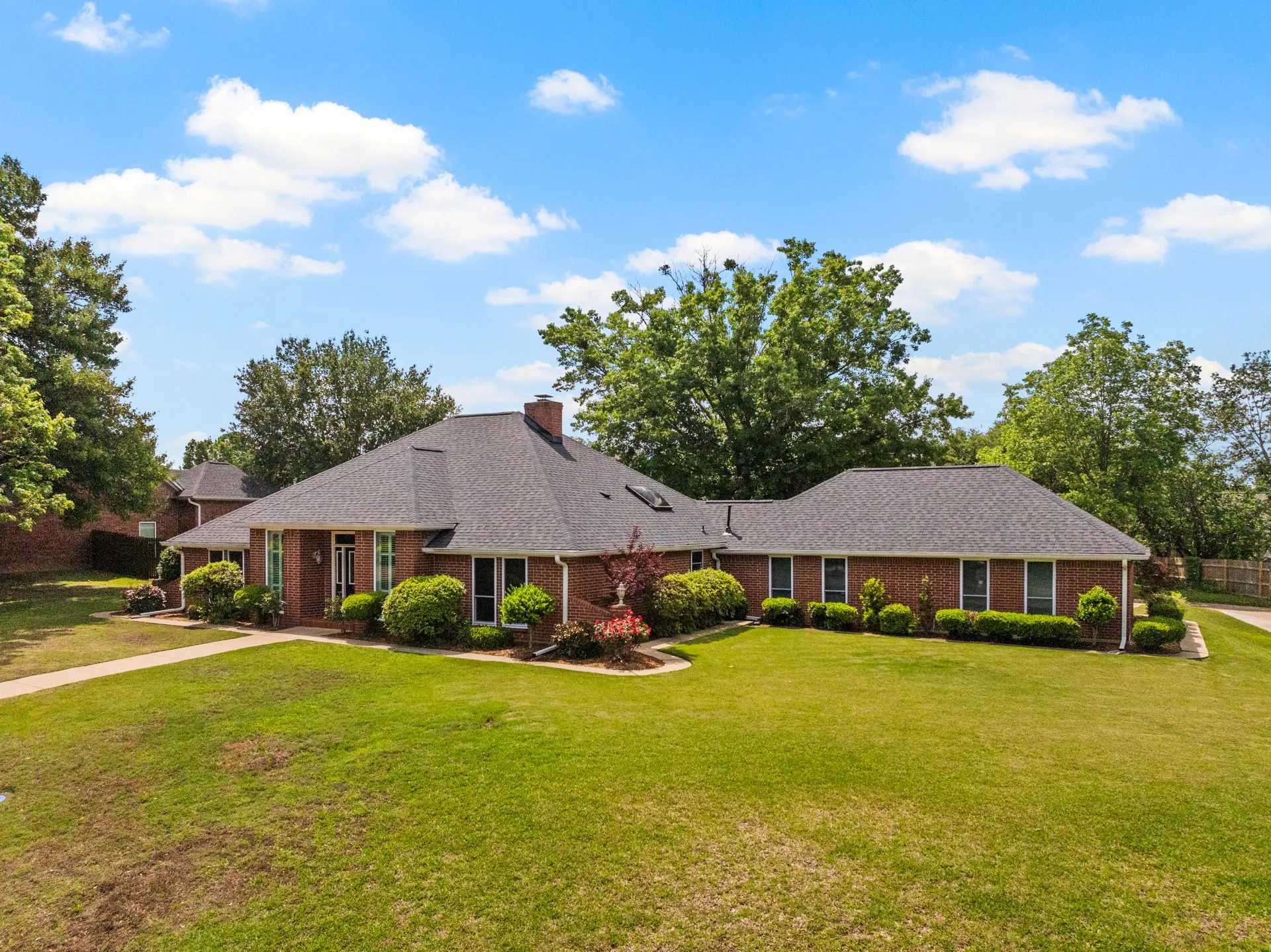 Single Family Residence For Sale in Titus County , 212 Turnberry Circle, Mt Pleasant, Texas 75455, 3 Bedroom, 3 Bathroom, 4 Garage spaces, 2,643 Sqft, built in 1990, mls#21264407, Real Estate Agent in Mt Pleasant, Homes For Sale in Titus county, Homes For Sale in Mt Pleasant, Realtor in Mt Pleasant Texas, Real Estate Brokerage Independent Realty Texas, Luminita Cordes Realtor