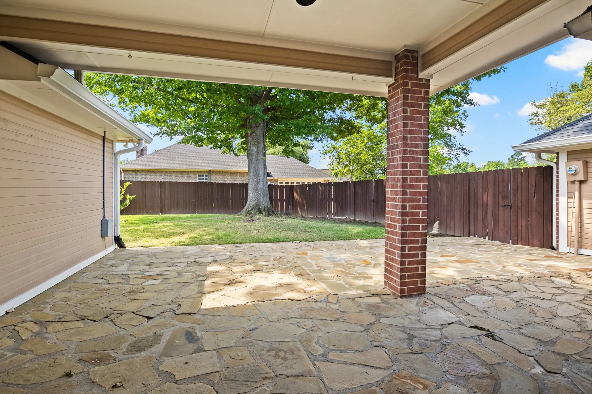 Single Family Residence For Sale in Titus County , 212 Turnberry Circle, Mt Pleasant, Texas 75455, 3 Bedroom, 3 Bathroom, 4 Garage spaces, 2,643 Sqft, built in 1990, mls#21264407, Real Estate Agent in Mt Pleasant, Homes For Sale in Titus county, Homes For Sale in Mt Pleasant, Realtor in Mt Pleasant Texas, Real Estate Brokerage Independent Realty Texas, Luminita Cordes Realtor