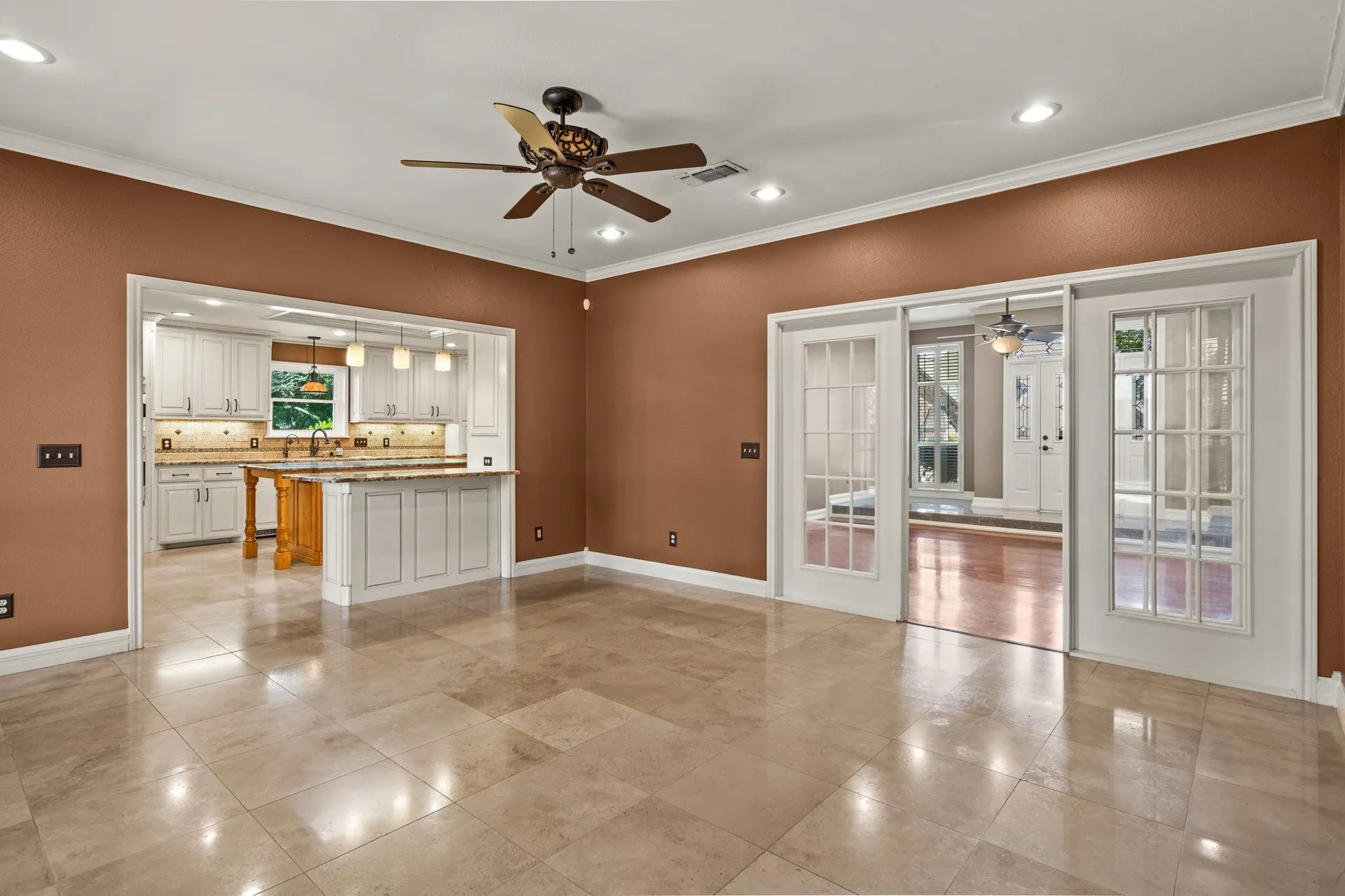 Single Family Residence For Sale in Titus County , 212 Turnberry Circle, Mt Pleasant, Texas 75455, 3 Bedroom, 3 Bathroom, 4 Garage spaces, 2,643 Sqft, built in 1990, mls#21264407, Real Estate Agent in Mt Pleasant, Homes For Sale in Titus county, Homes For Sale in Mt Pleasant, Realtor in Mt Pleasant Texas, Real Estate Brokerage Independent Realty Texas, Luminita Cordes Realtor