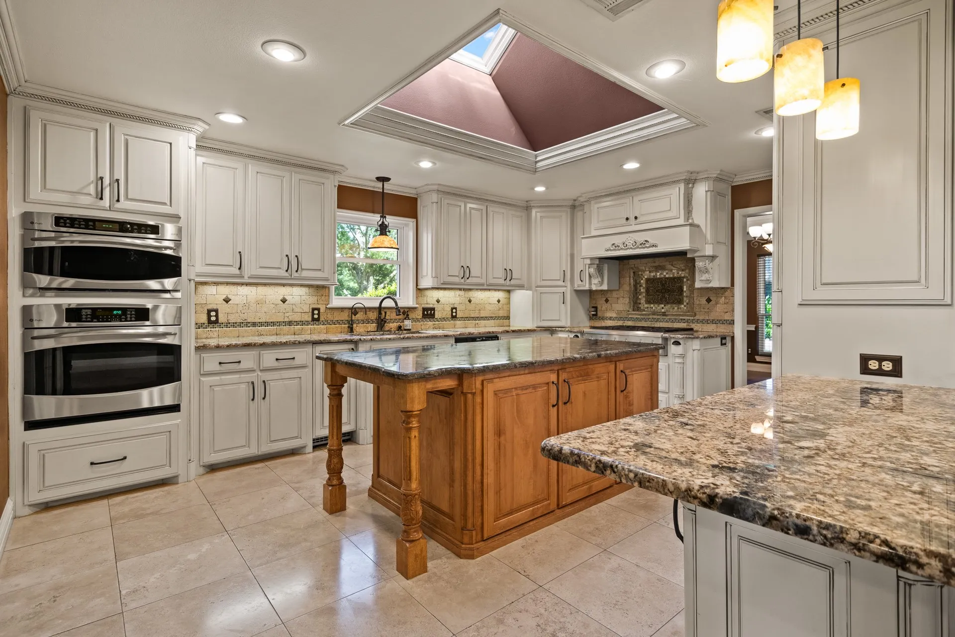 Single Family Residence For Sale in Titus County , 212 Turnberry Circle, Mt Pleasant, Texas 75455, 3 Bedroom, 3 Bathroom, 4 Garage spaces, 2,643 Sqft, built in 1990, mls#21264407, Real Estate Agent in Mt Pleasant, Homes For Sale in Titus county, Homes For Sale in Mt Pleasant, Realtor in Mt Pleasant Texas, Real Estate Brokerage Independent Realty Texas, Luminita Cordes Realtor