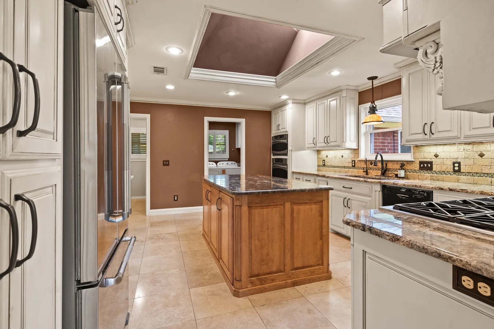 Single Family Residence For Sale in Titus County , 212 Turnberry Circle, Mt Pleasant, Texas 75455, 3 Bedroom, 3 Bathroom, 4 Garage spaces, 2,643 Sqft, built in 1990, mls#21264407, Real Estate Agent in Mt Pleasant, Homes For Sale in Titus county, Homes For Sale in Mt Pleasant, Realtor in Mt Pleasant Texas, Real Estate Brokerage Independent Realty Texas, Luminita Cordes Realtor