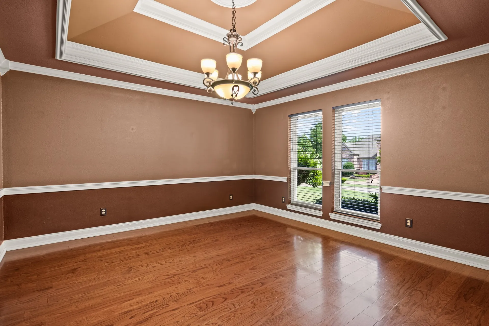 Single Family Residence For Sale in Titus County , 212 Turnberry Circle, Mt Pleasant, Texas 75455, 3 Bedroom, 3 Bathroom, 4 Garage spaces, 2,643 Sqft, built in 1990, mls#21264407, Real Estate Agent in Mt Pleasant, Homes For Sale in Titus county, Homes For Sale in Mt Pleasant, Realtor in Mt Pleasant Texas, Real Estate Brokerage Independent Realty Texas, Luminita Cordes Realtor