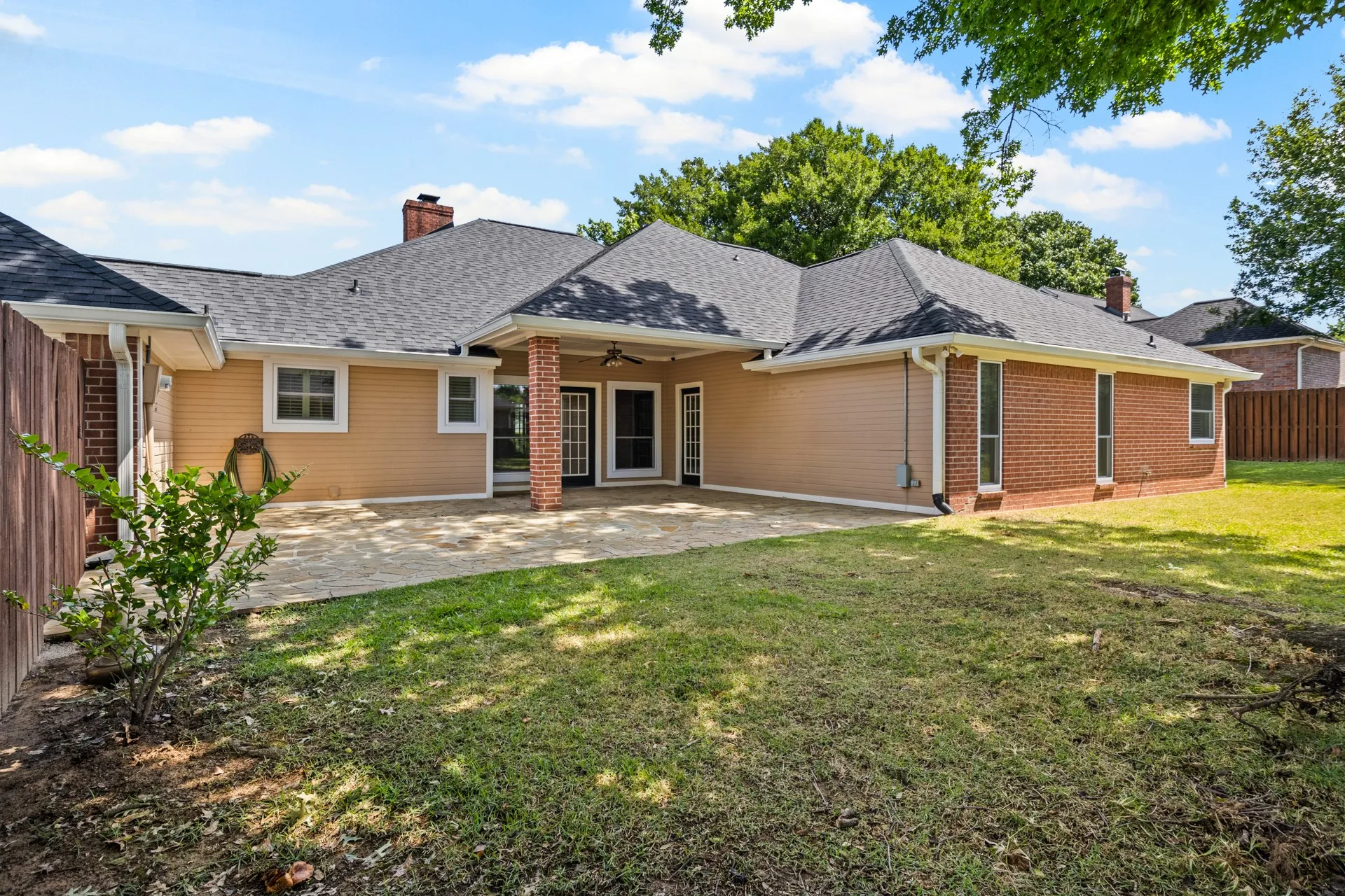 Single Family Residence For Sale in Titus County , 212 Turnberry Circle, Mt Pleasant, Texas 75455, 3 Bedroom, 3 Bathroom, 4 Garage spaces, 2,643 Sqft, built in 1990, mls#21264407, Real Estate Agent in Mt Pleasant, Homes For Sale in Titus county, Homes For Sale in Mt Pleasant, Realtor in Mt Pleasant Texas, Real Estate Brokerage Independent Realty Texas, Luminita Cordes Realtor