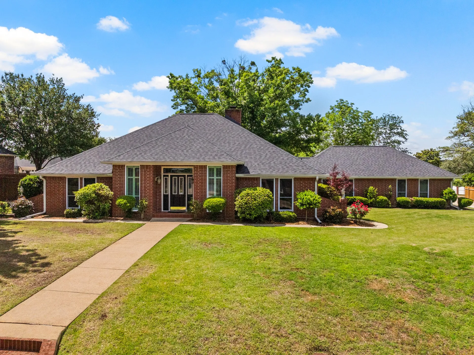 Single Family Residence For Sale in Titus County , 212 Turnberry Circle, Mt Pleasant, Texas 75455, 3 Bedroom, 3 Bathroom, 4 Garage spaces, 2,643 Sqft, built in 1990, mls#21264407, Real Estate Agent in Mt Pleasant, Homes For Sale in Titus county, Homes For Sale in Mt Pleasant, Realtor in Mt Pleasant Texas, Real Estate Brokerage Independent Realty Texas, Luminita Cordes Realtor