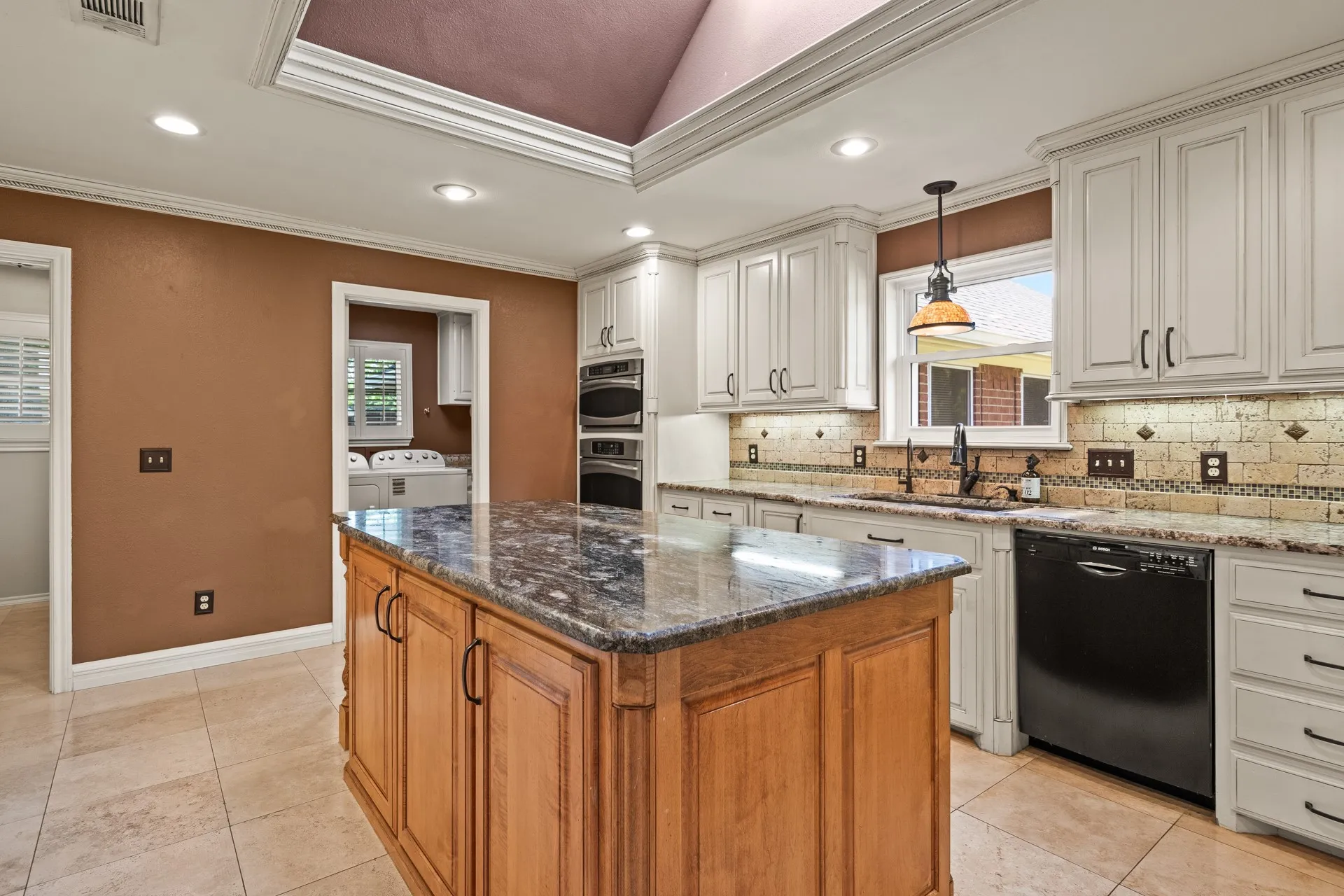 Single Family Residence For Sale in Titus County , 212 Turnberry Circle, Mt Pleasant, Texas 75455, 3 Bedroom, 3 Bathroom, 4 Garage spaces, 2,643 Sqft, built in 1990, mls#21264407, Real Estate Agent in Mt Pleasant, Homes For Sale in Titus county, Homes For Sale in Mt Pleasant, Realtor in Mt Pleasant Texas, Real Estate Brokerage Independent Realty Texas, Luminita Cordes Realtor
