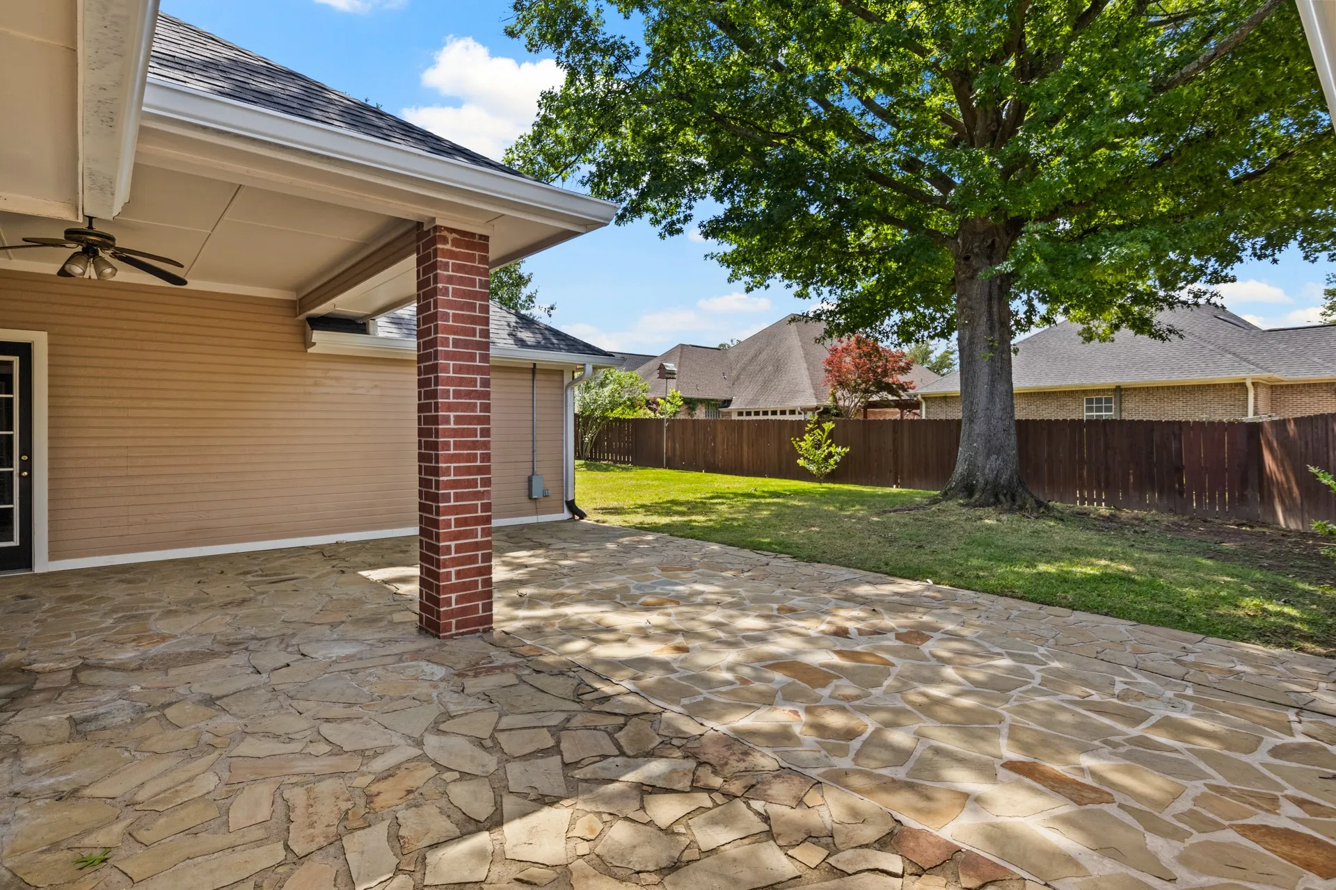 Single Family Residence For Sale in Titus County , 212 Turnberry Circle, Mt Pleasant, Texas 75455, 3 Bedroom, 3 Bathroom, 4 Garage spaces, 2,643 Sqft, built in 1990, mls#21264407, Real Estate Agent in Mt Pleasant, Homes For Sale in Titus county, Homes For Sale in Mt Pleasant, Realtor in Mt Pleasant Texas, Real Estate Brokerage Independent Realty Texas, Luminita Cordes Realtor