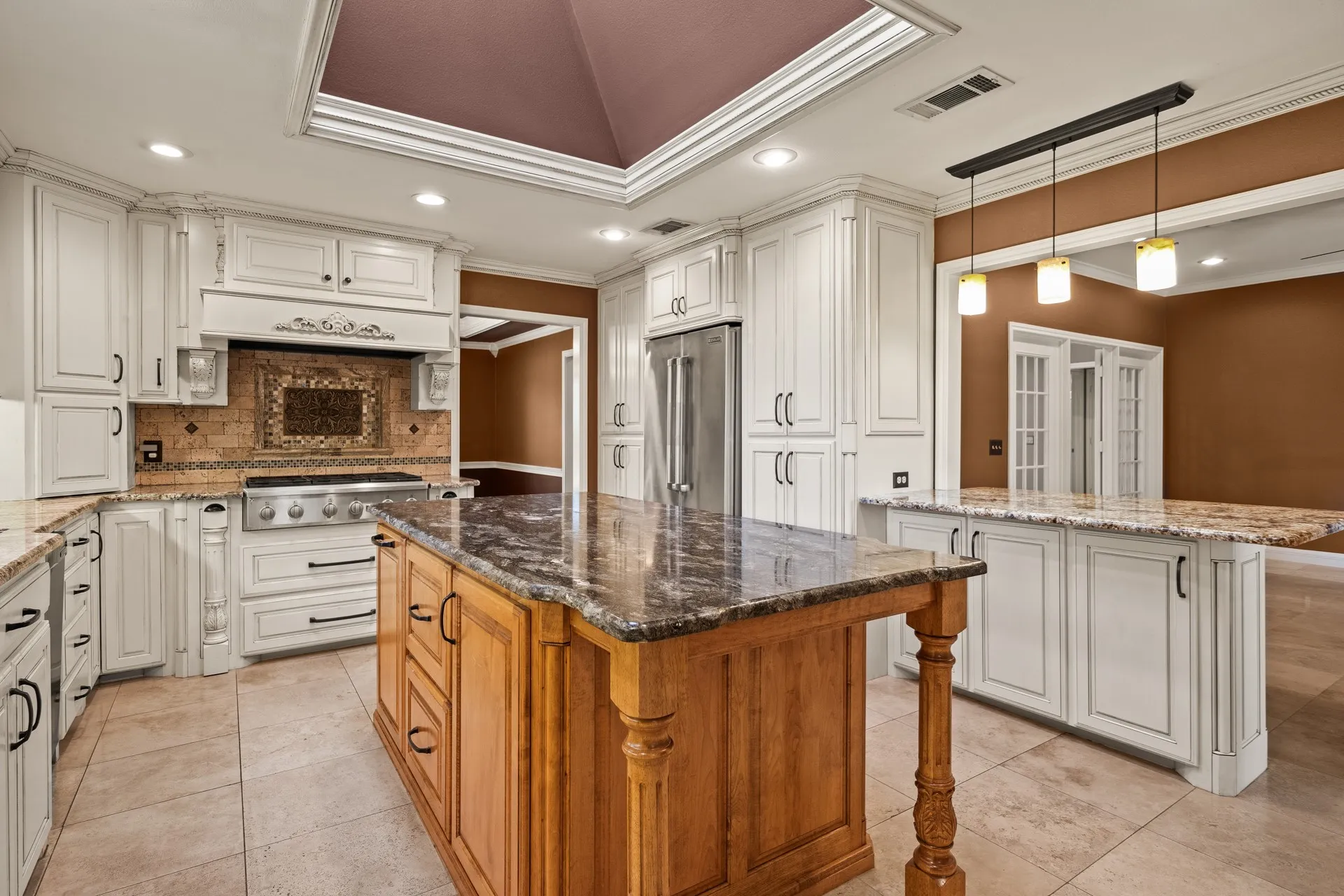 Single Family Residence For Sale in Titus County , 212 Turnberry Circle, Mt Pleasant, Texas 75455, 3 Bedroom, 3 Bathroom, 4 Garage spaces, 2,643 Sqft, built in 1990, mls#21264407, Real Estate Agent in Mt Pleasant, Homes For Sale in Titus county, Homes For Sale in Mt Pleasant, Realtor in Mt Pleasant Texas, Real Estate Brokerage Independent Realty Texas, Luminita Cordes Realtor