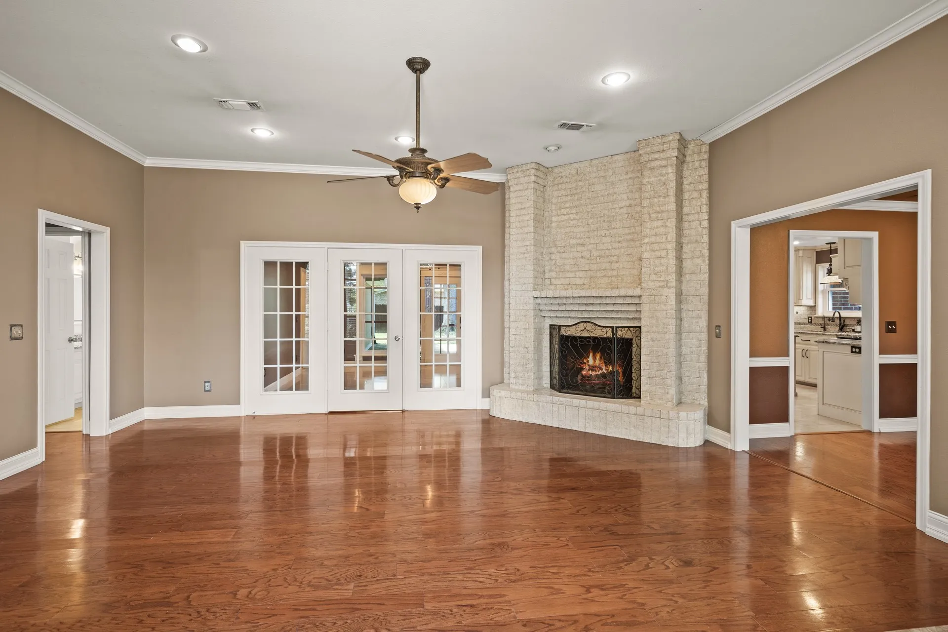 Single Family Residence For Sale in Titus County , 212 Turnberry Circle, Mt Pleasant, Texas 75455, 3 Bedroom, 3 Bathroom, 4 Garage spaces, 2,643 Sqft, built in 1990, mls#21264407, Real Estate Agent in Mt Pleasant, Homes For Sale in Titus county, Homes For Sale in Mt Pleasant, Realtor in Mt Pleasant Texas, Real Estate Brokerage Independent Realty Texas, Luminita Cordes Realtor