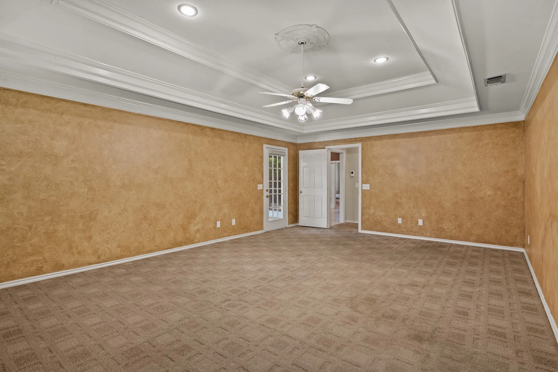 Single Family Residence For Sale in Titus County , 212 Turnberry Circle, Mt Pleasant, Texas 75455, 3 Bedroom, 3 Bathroom, 4 Garage spaces, 2,643 Sqft, built in 1990, mls#21264407, Real Estate Agent in Mt Pleasant, Homes For Sale in Titus county, Homes For Sale in Mt Pleasant, Realtor in Mt Pleasant Texas, Real Estate Brokerage Independent Realty Texas, Luminita Cordes Realtor