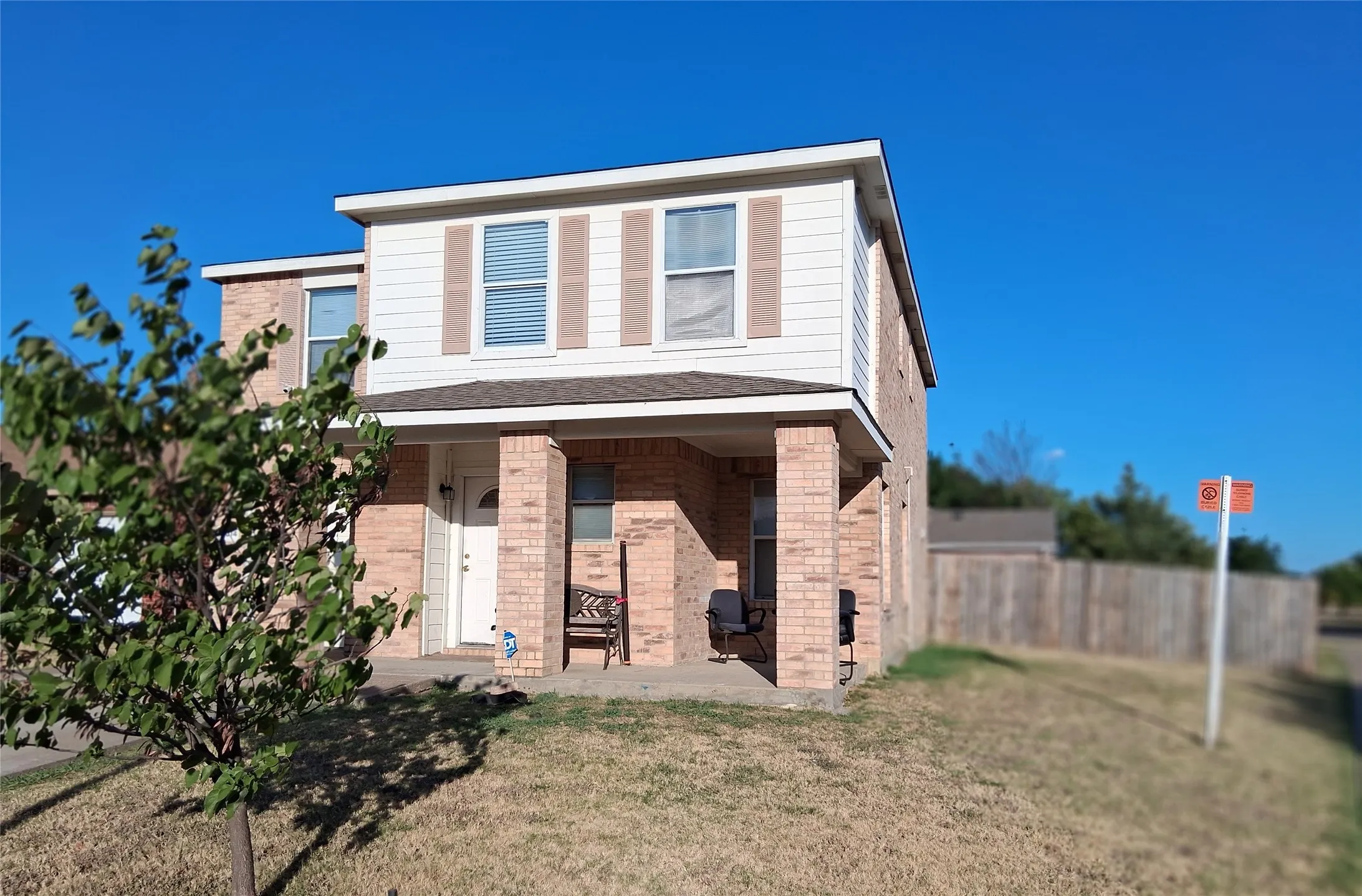 Single Family Residence For Sale in Dallas County , 4014 China Elm Drive, Dallas, Texas 75212, 3 Bedroom, 3 Bathroom, 1 Garage spaces, 1,588 Sqft, built in 2003, mls#21255004, Real Estate Agent in Dallas, Homes For Sale in Dallas county, Homes For Sale in Dallas, Realtor in Dallas Texas, Real Estate Brokerage Independent Realty Texas, Luminita Cordes Realtor