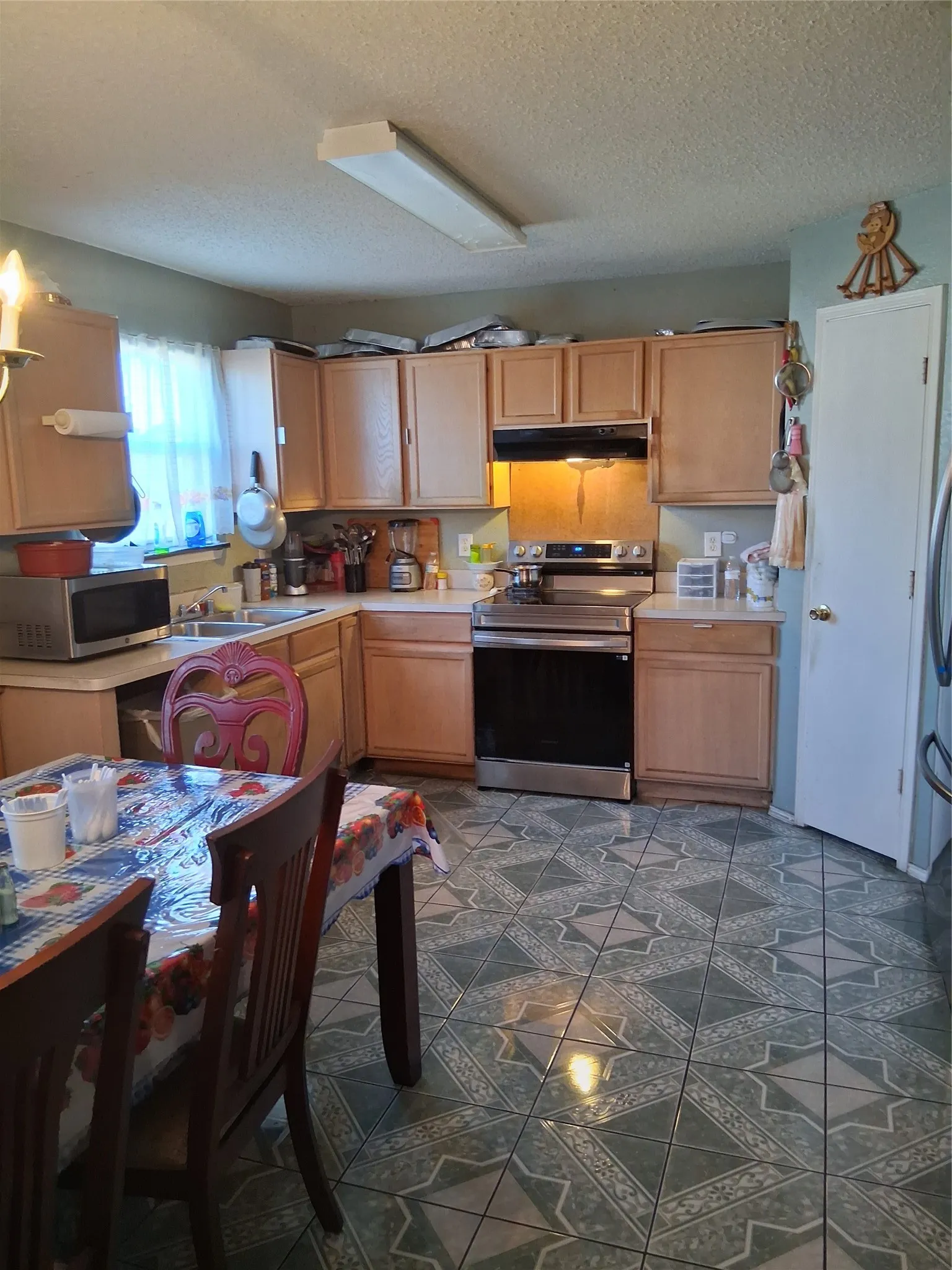 Single Family Residence For Sale in Dallas County , 4014 China Elm Drive, Dallas, Texas 75212, 3 Bedroom, 3 Bathroom, 1 Garage spaces, 1,588 Sqft, built in 2003, mls#21255004, Real Estate Agent in Dallas, Homes For Sale in Dallas county, Homes For Sale in Dallas, Realtor in Dallas Texas, Real Estate Brokerage Independent Realty Texas, Luminita Cordes Realtor