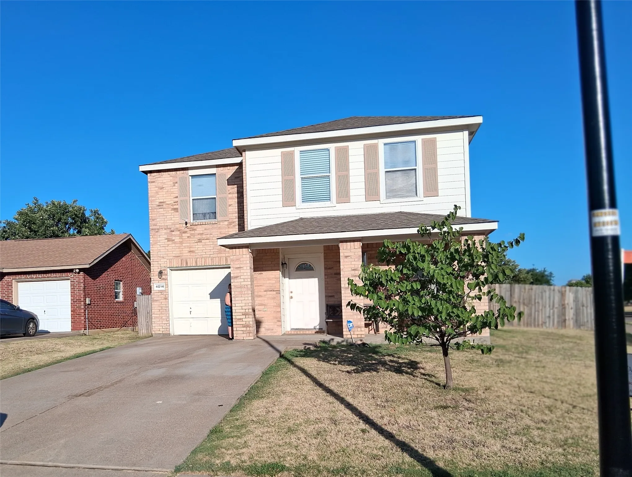 Single Family Residence For Sale in Dallas County , 4014 China Elm Drive, Dallas, Texas 75212, 3 Bedroom, 3 Bathroom, 1 Garage spaces, 1,588 Sqft, built in 2003, mls#21255004, Real Estate Agent in Dallas, Homes For Sale in Dallas county, Homes For Sale in Dallas, Realtor in Dallas Texas, Real Estate Brokerage Independent Realty Texas, Luminita Cordes Realtor