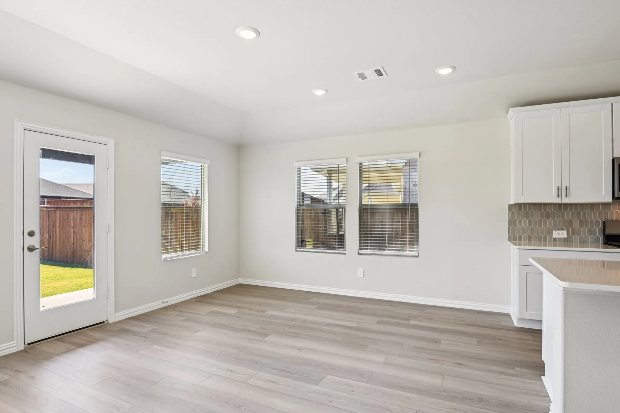  Photo is not of the actual home, but is an inspirational photo of builder’s model home and may depict options, furnishings, and/or decorator features that are not included.
