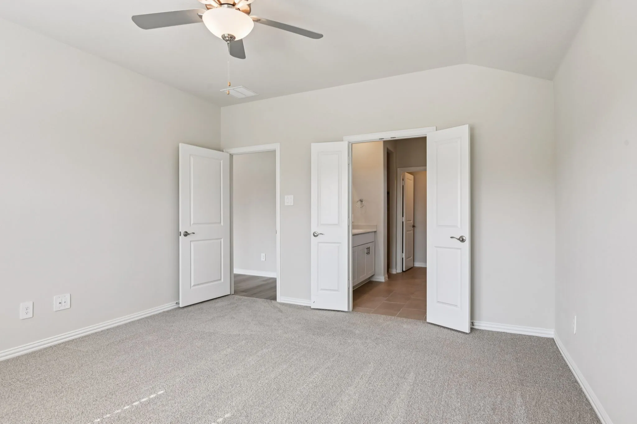  Photo is not of the actual home, but is an inspirational photo of builder’s model home and may depict options, furnishings, and/or decorator features that are not included.
