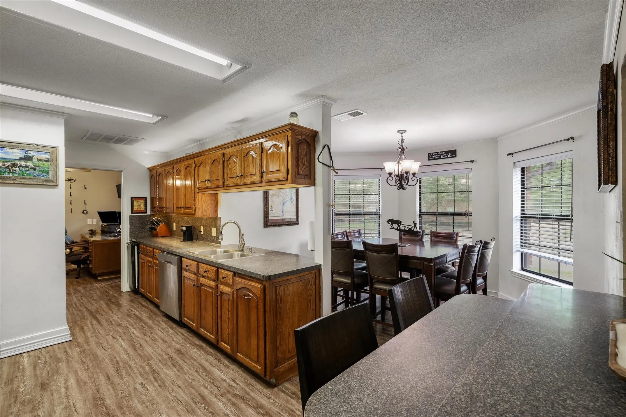 Eat-In kitchen