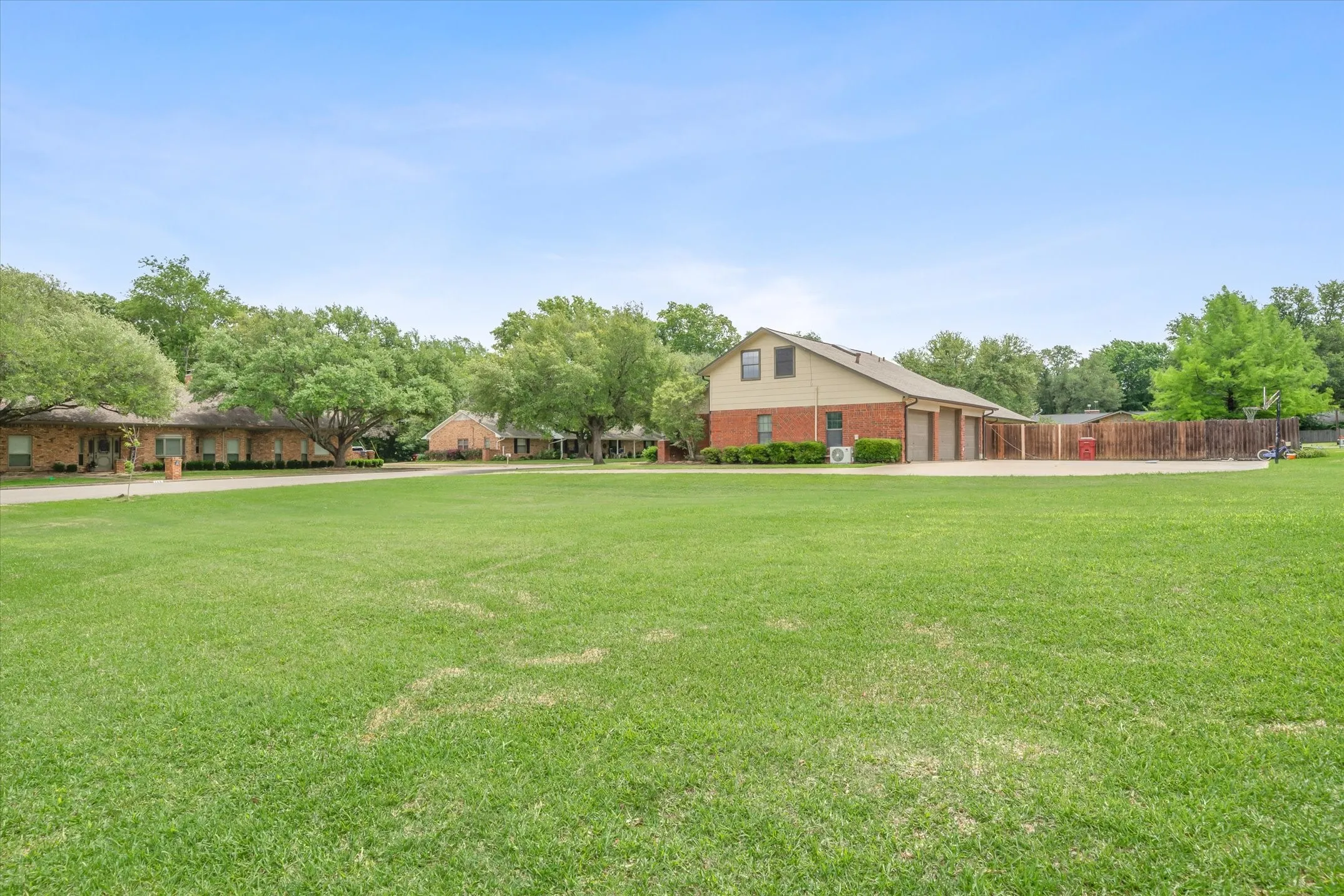 Well maintained side yard