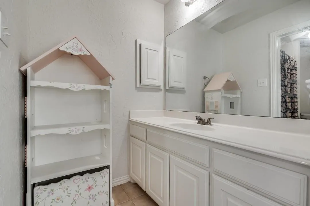 Single Family Residence For Sale in Dallas County , 10327 Offshore Drive, Irving, Texas 75063, 6 Bedroom, 5 Bathroom, 2 Garage spaces, 3,863 Sqft, built in 2005, Price $829,999, mls#21254119, Real Estate Agent in Irving, Homes For Sale in Dallas county, Homes For Sale in Irving, Realtor in Irving Texas, Real Estate Brokerage Independent Realty Texas, Luminita Cordes Realtor