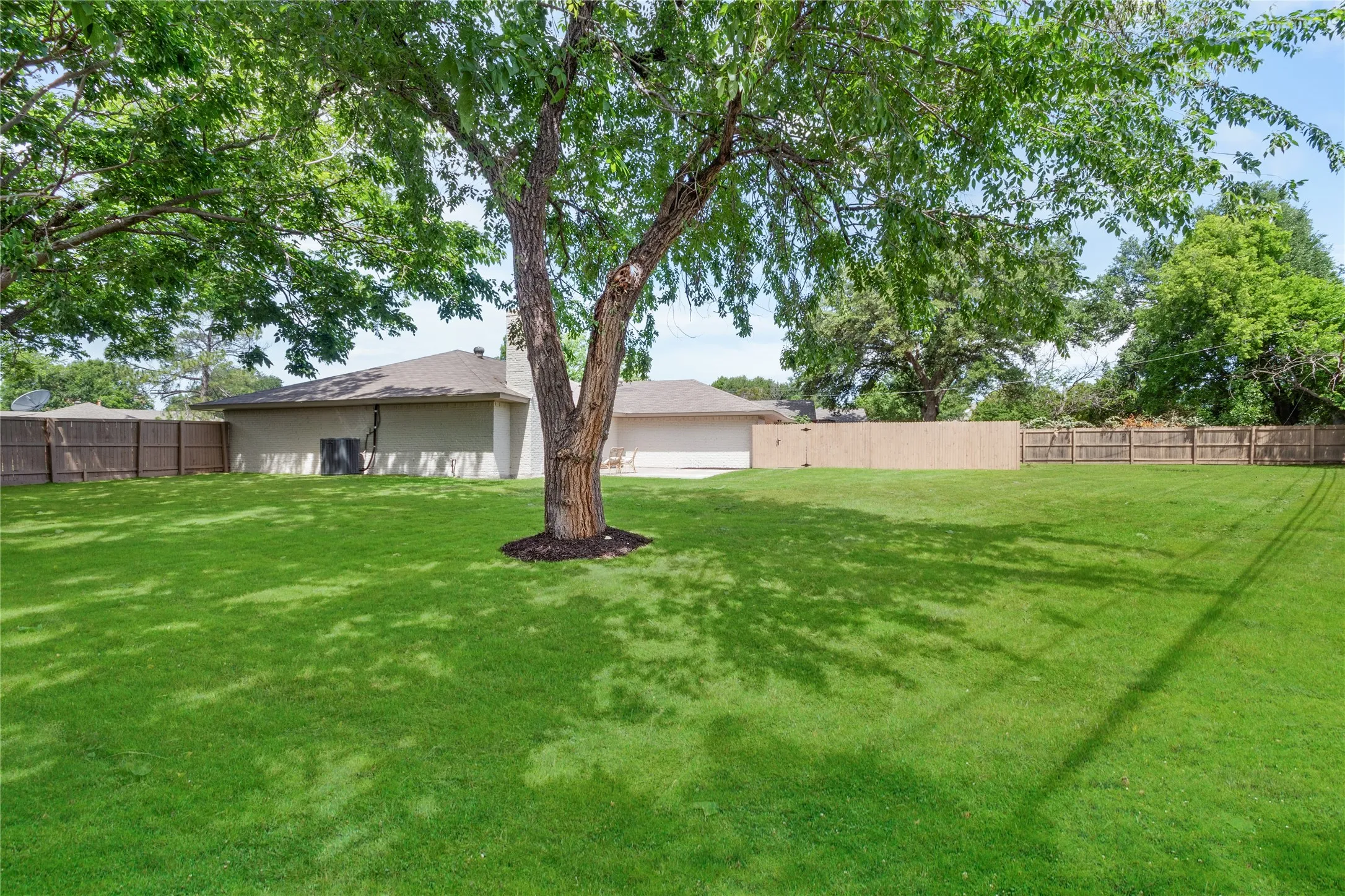 Single Family Residence For Sale in Dallas County , 7881 La Cabeza Drive, Dallas, Texas 75248, 4 Bedroom, 2 Bathroom, 2 Garage spaces, 2,123 Sqft, built in 1968, mls#21262786, Real Estate Agent in Dallas, Homes For Sale in Dallas county, Homes For Sale in Dallas, Realtor in Dallas Texas, Real Estate Brokerage Independent Realty Texas, Luminita Cordes Realtor